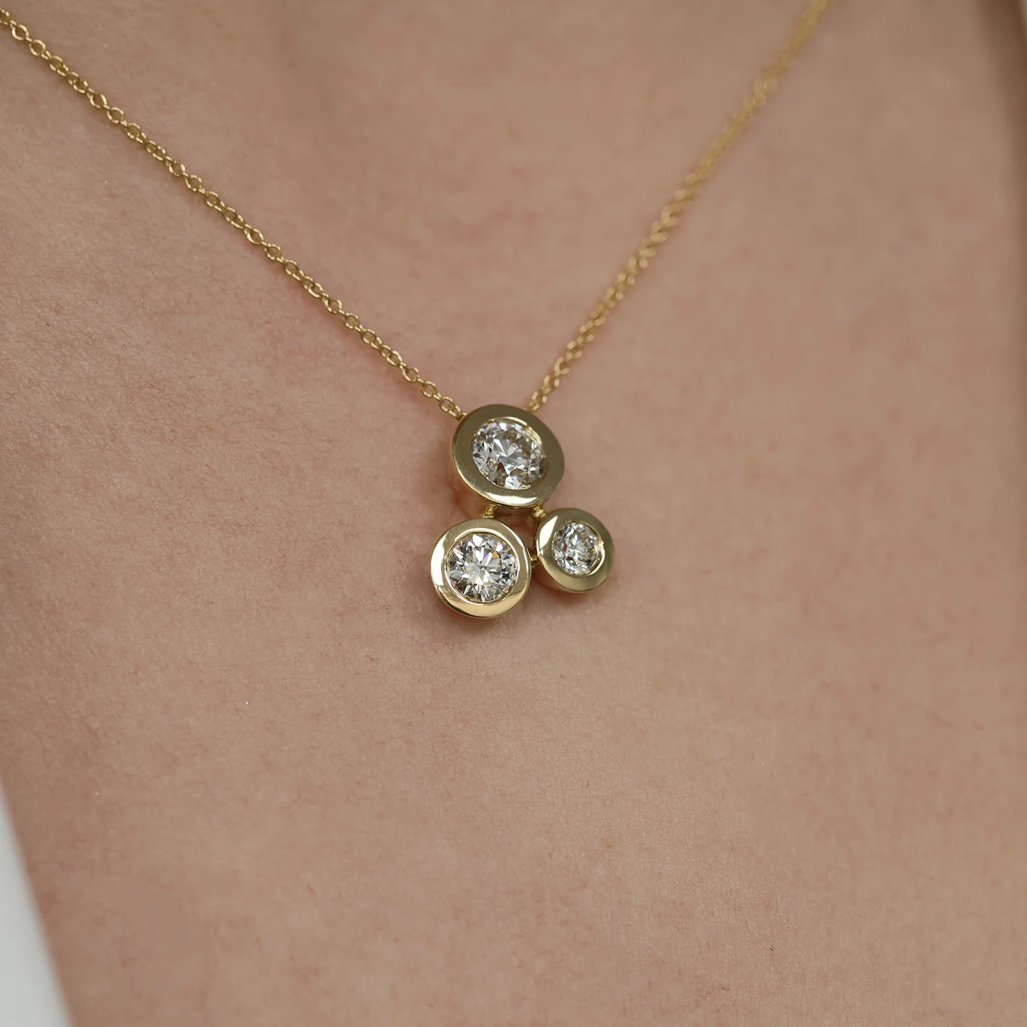 18ct Yellow Gold Round Brilliant Cut Rub Over Bubble Pendant - Image 3