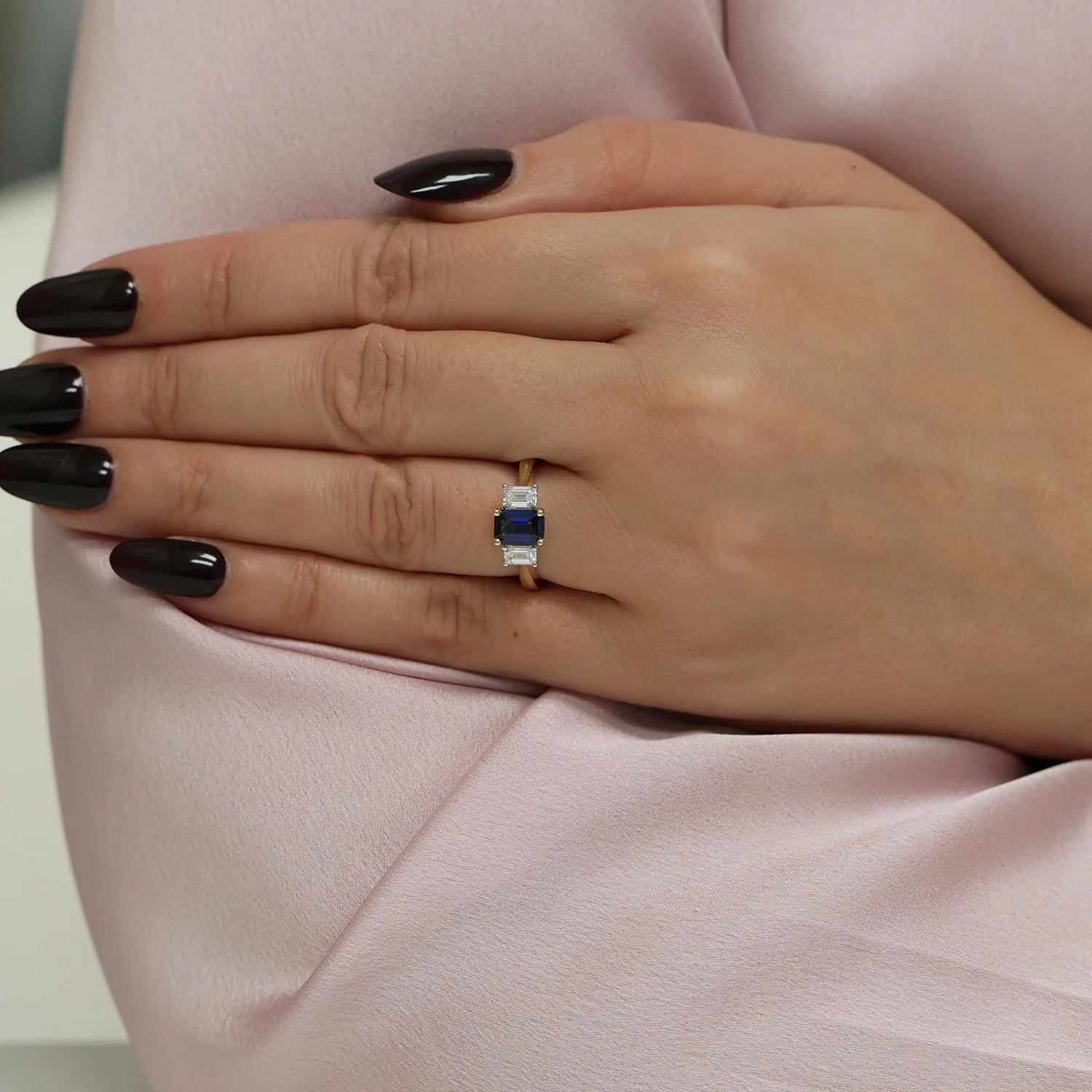 18ct Yellow Gold Sapphire And Diamond Three Stone Ring - Image 2
