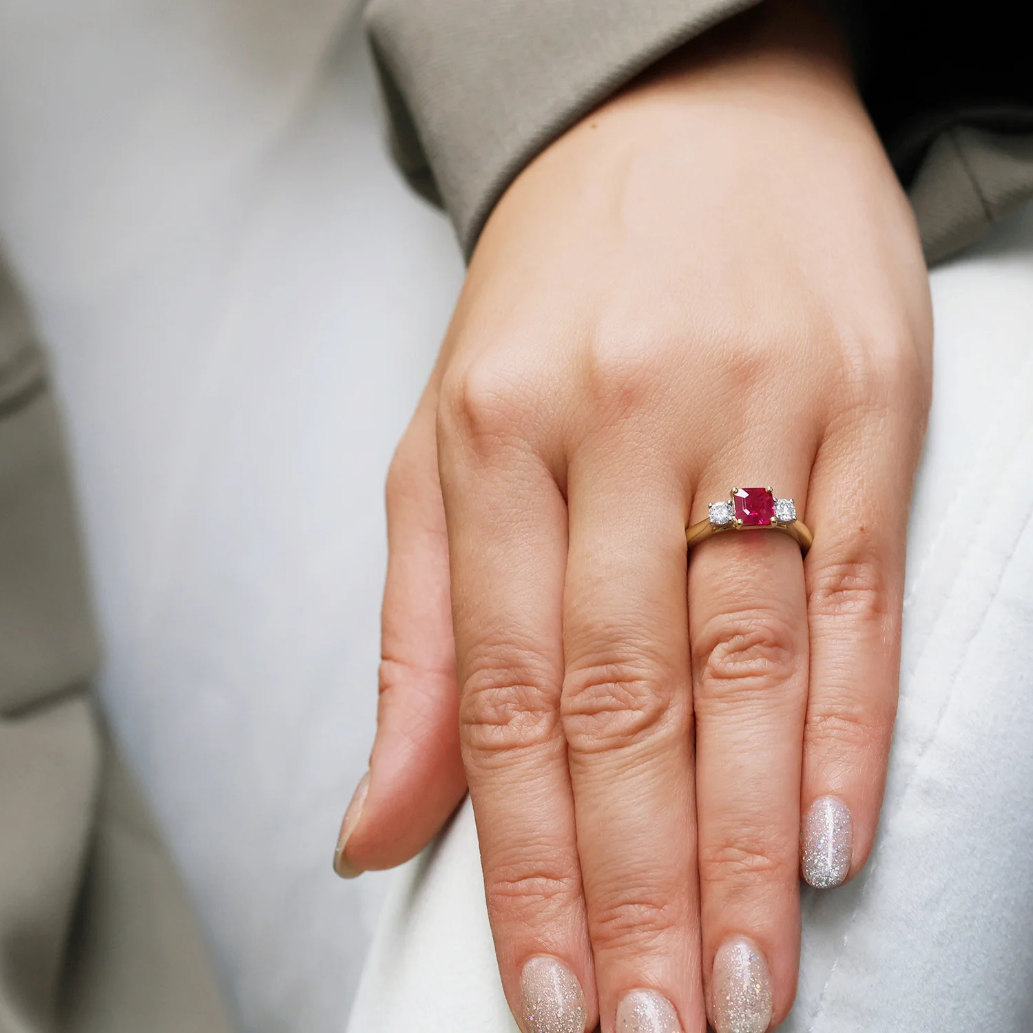 18ct Yellow Gold Square Cut Ruby And Round Brilliant Cut Diamond Three Stone Ring - Image 3