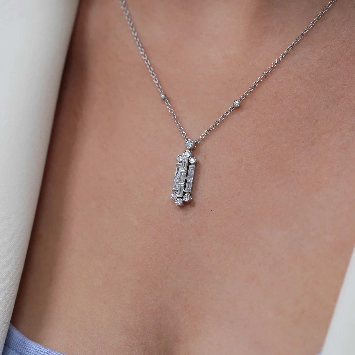 18ct Round Brilliant and Baguette Cut Drop Pendant - Image 3