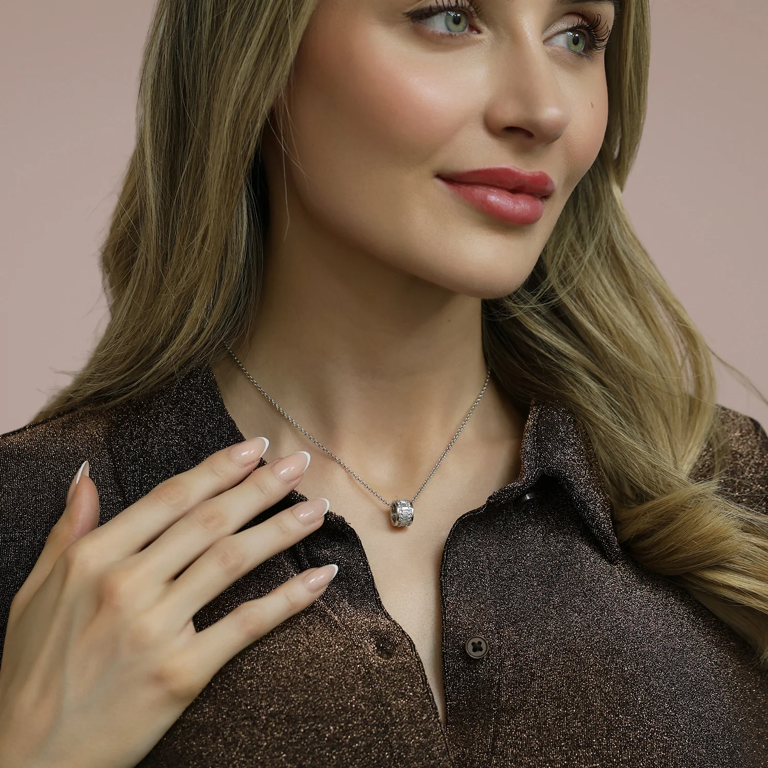 18ct White Gold Baguette and Round Brilliant Cut Diamond Barrel Style Pendant - Image 2