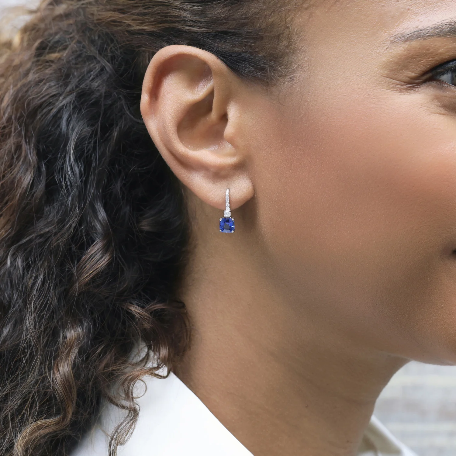 18ct White Gold Blue Sapphire and Round Brilliant Cut Diamond Drop Earrings - Image 3