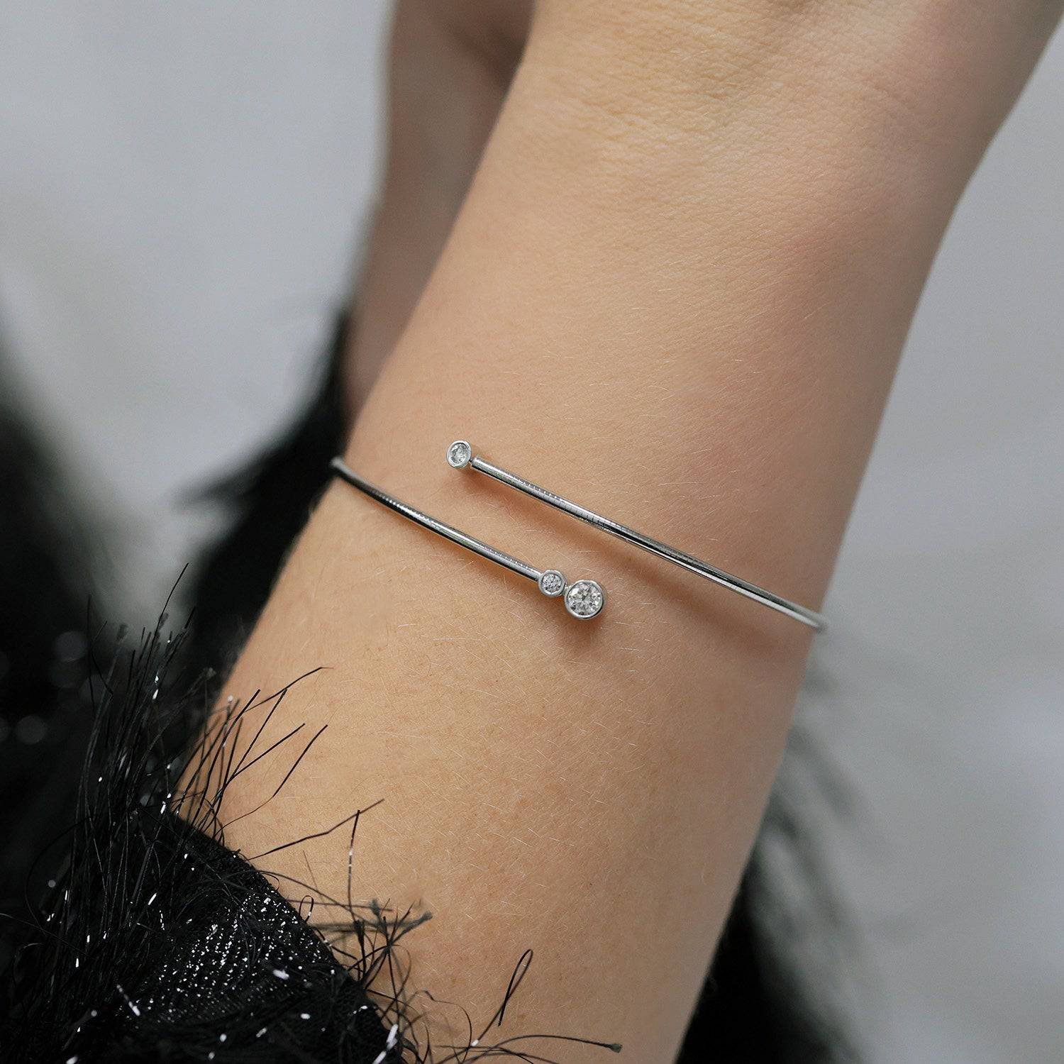 18ct White Gold Diamond Fancy Three Stone Rub Over Bangle - Image 2