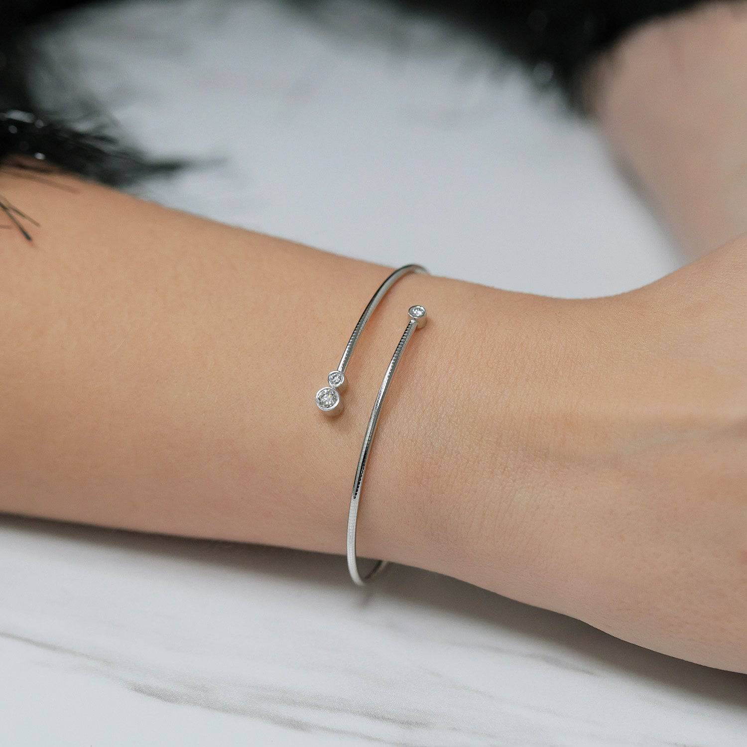 18ct White Gold Diamond Fancy Three Stone Rub Over Bangle - Image 3