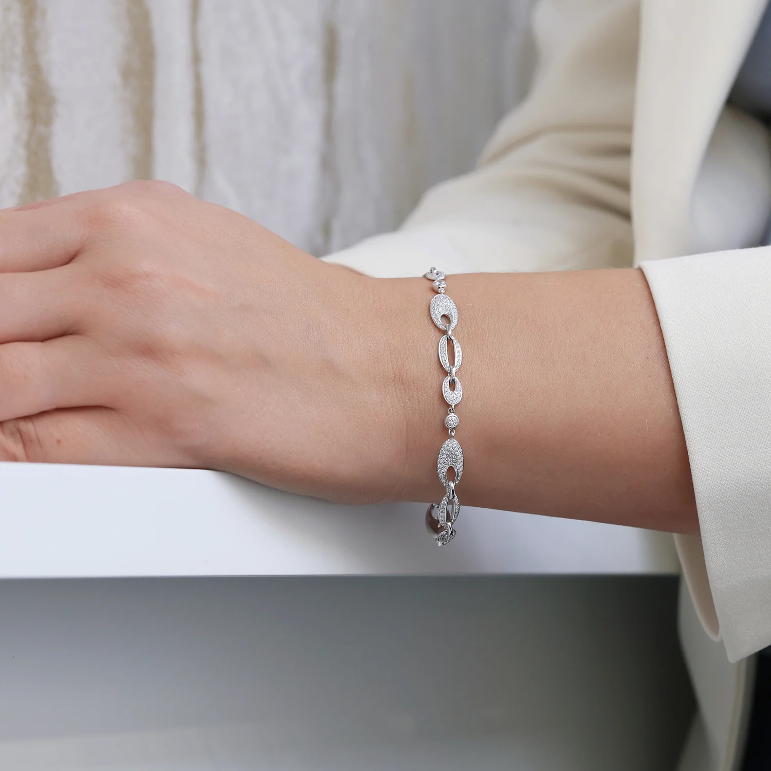 18ct White Gold Diamond Pave Link Oval Shaped Bracelet - Image 3