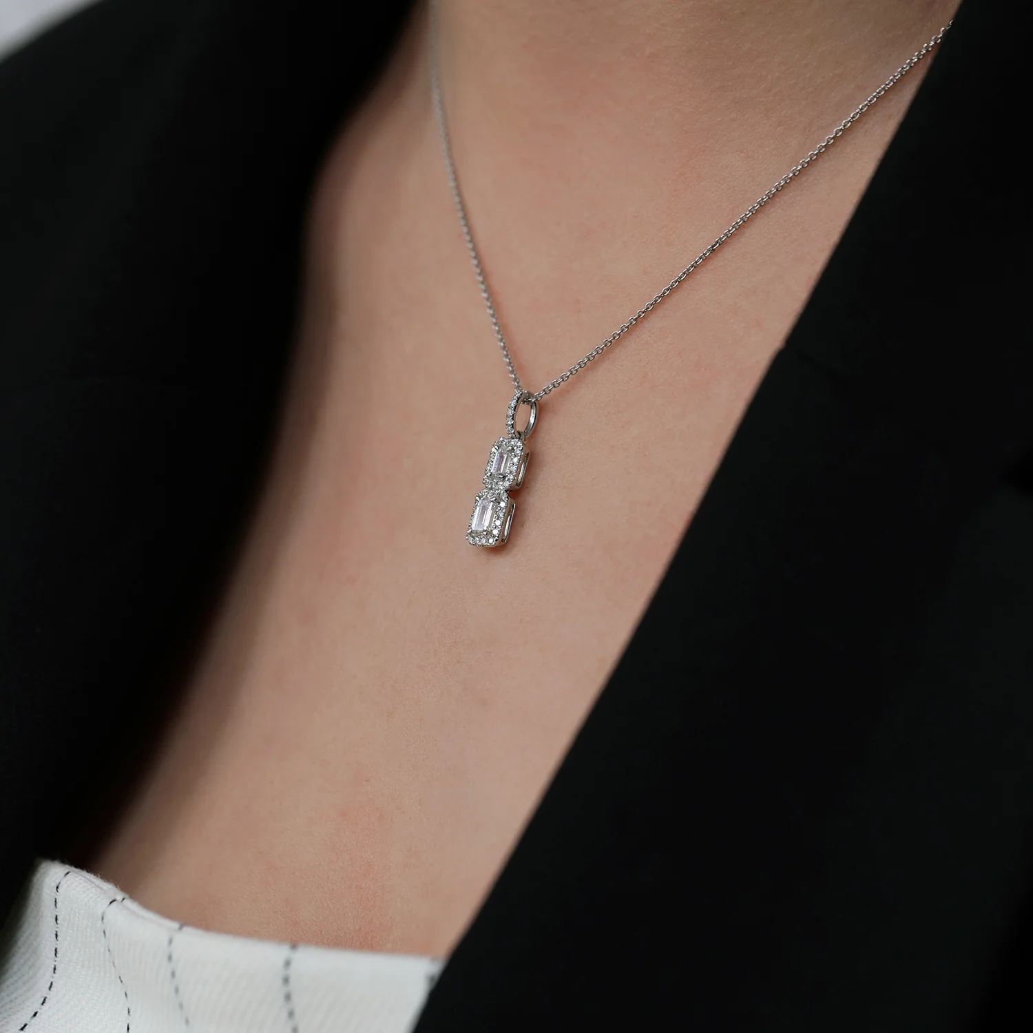 18ct White Gold Double Emerald Diamond Cluster Pendant - Image 3