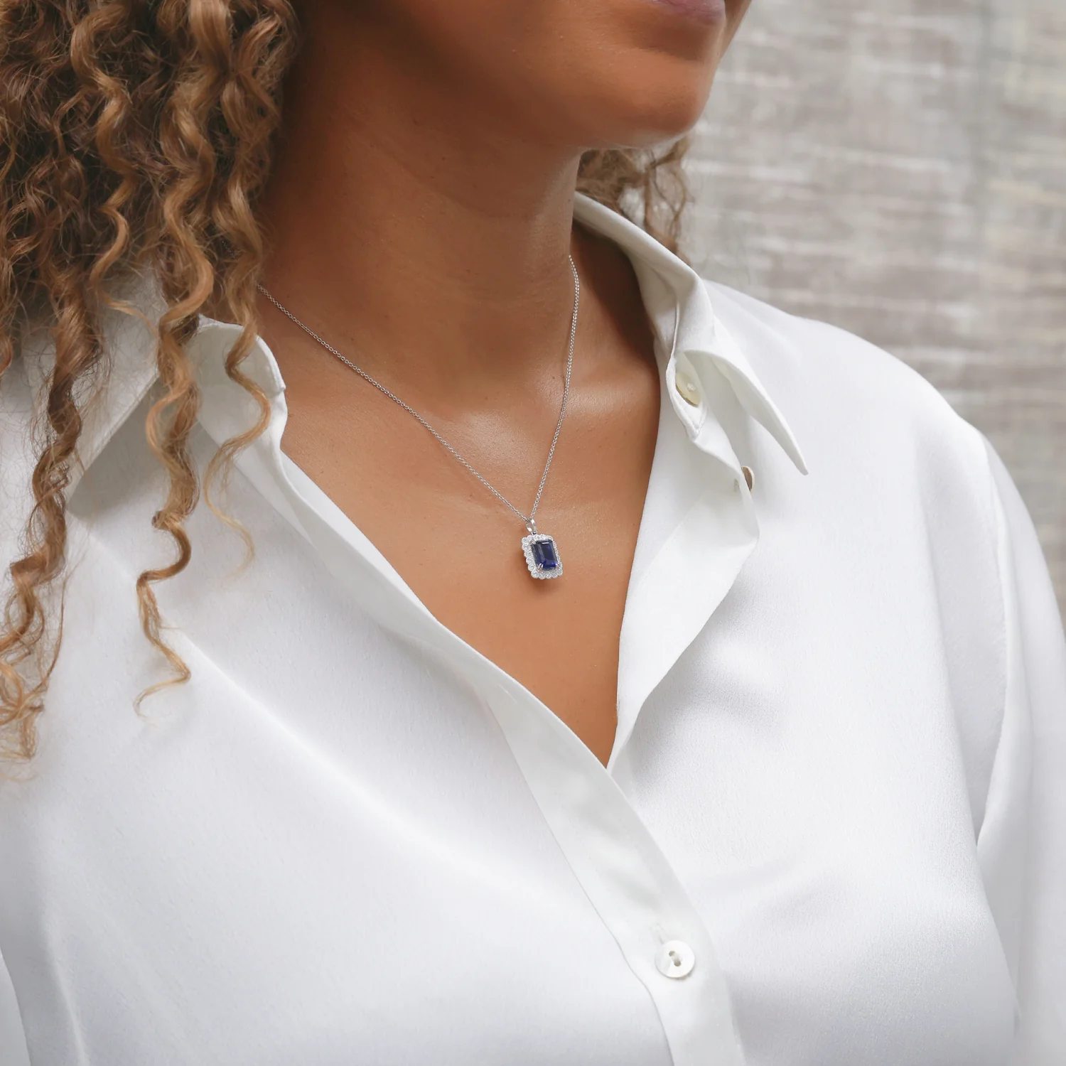 18ct White Gold Emerald Cut Sapphire & Diamond Cluster Pendant - Image 3
