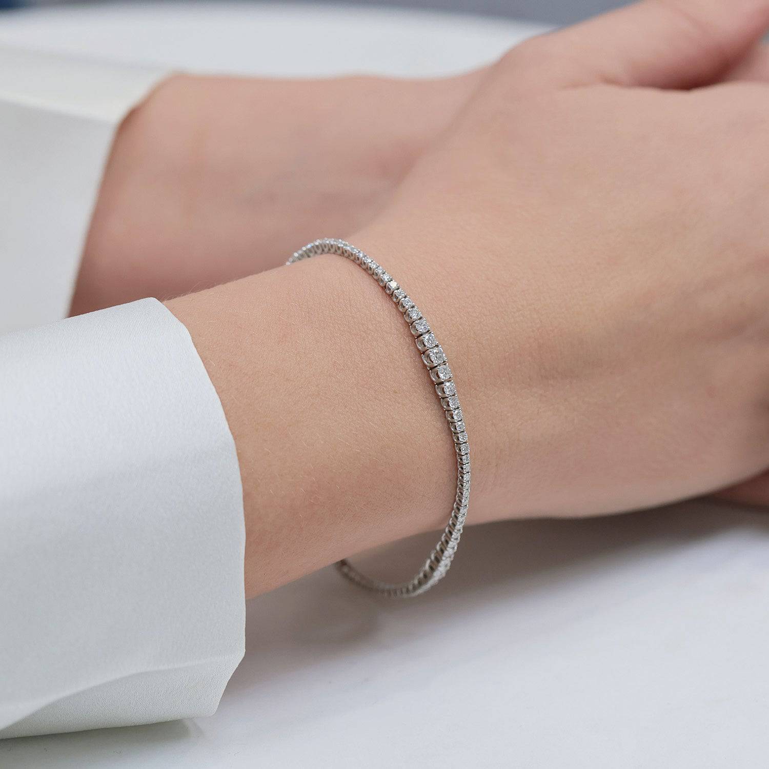 18ct White Gold Graduating Diamond Tennis Bracelet - Image 2