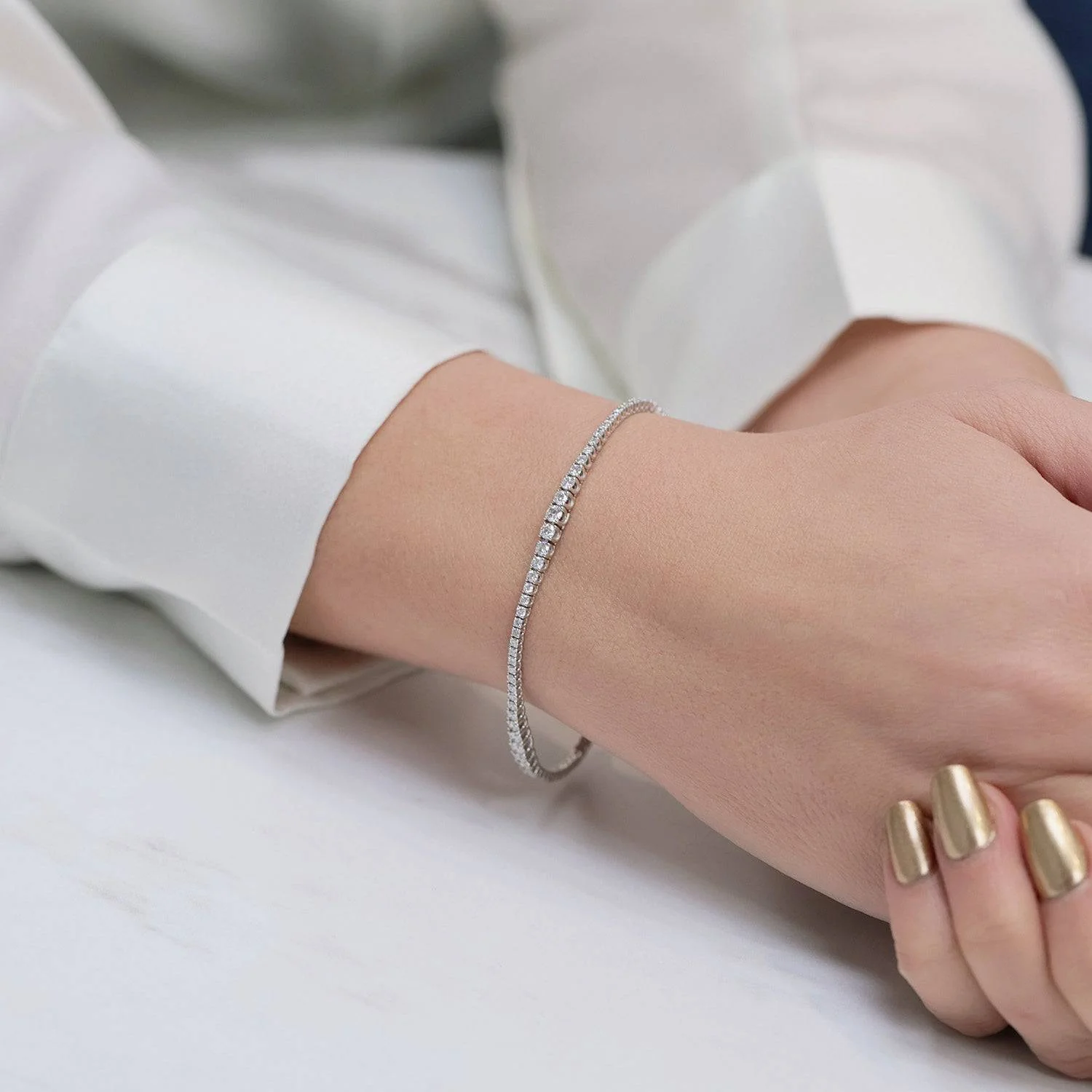 18ct White Gold Graduating Diamond Tennis Bracelet - Image 3