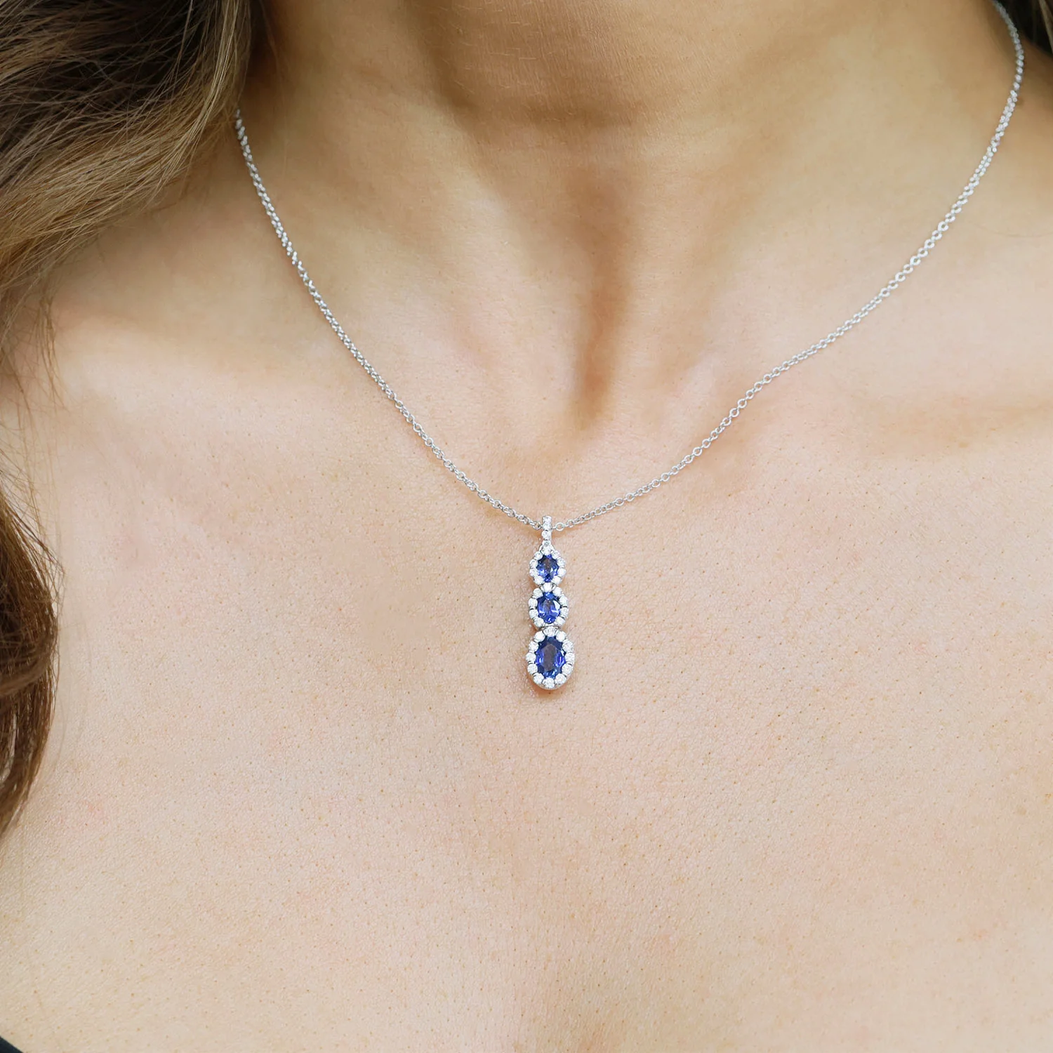 18ct White Gold Oval Sapphire & Diamond Pendant - Image 3