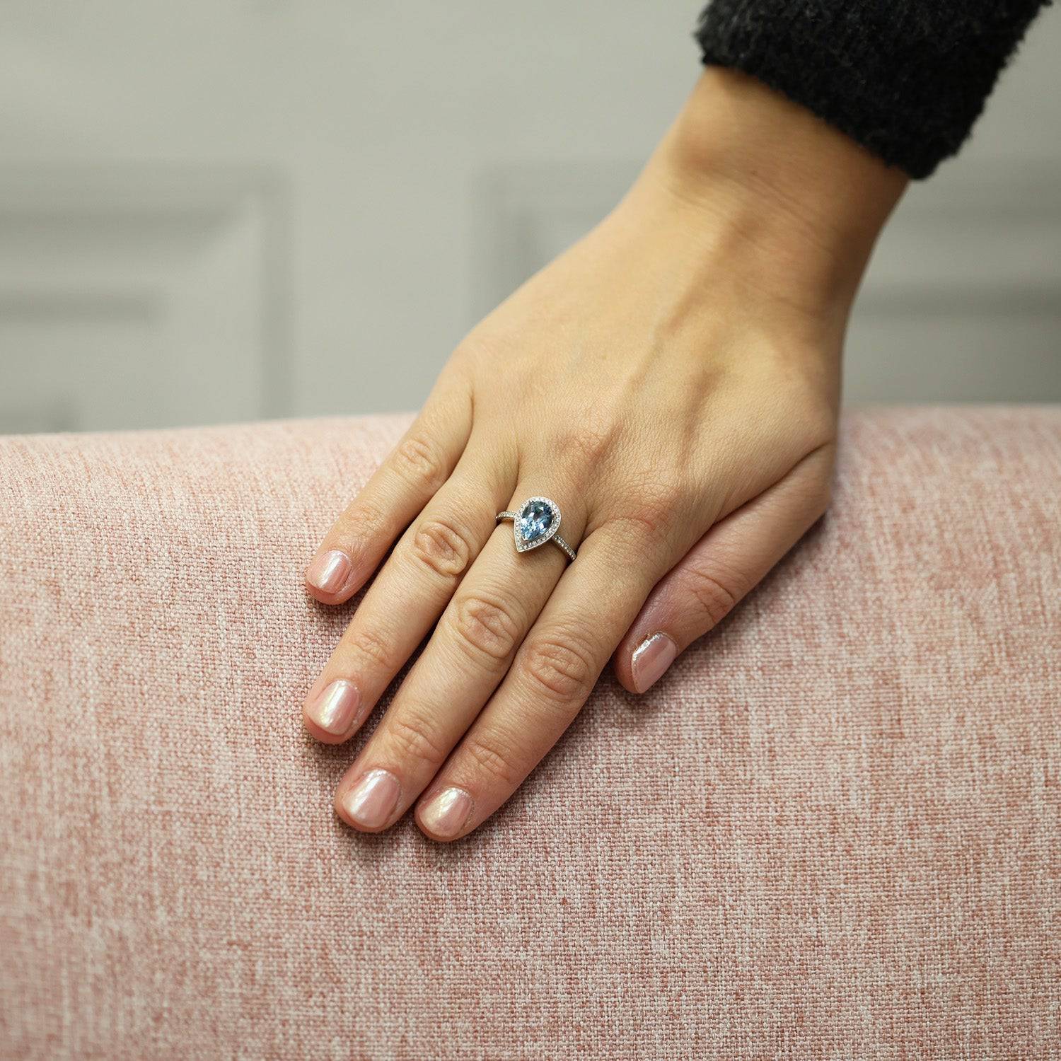 18ct White Gold Pear Cut Aquamarine Ring With Claw Set and Diamond Shoulders - Image 3