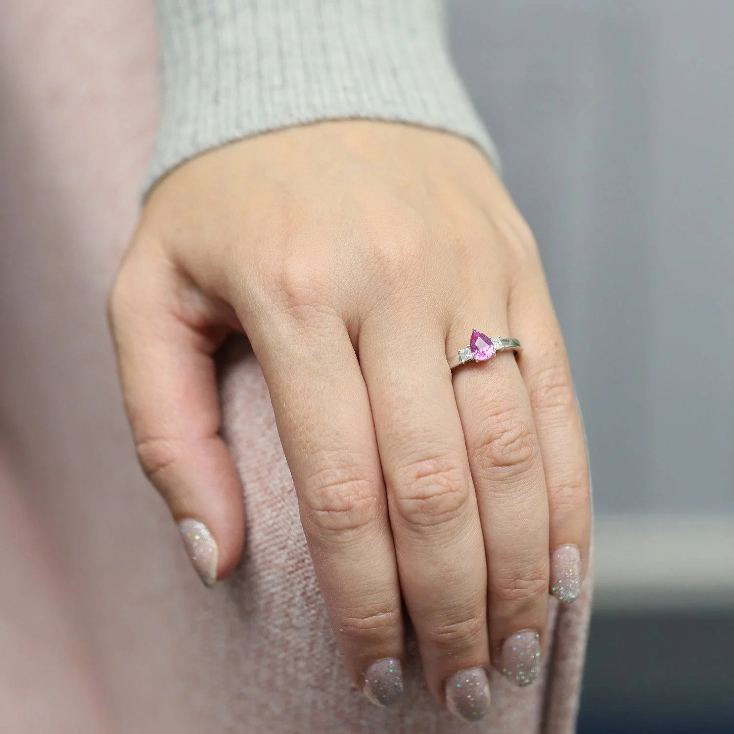 18ct White Gold Pear Cut Pink Sapphire & Princess Cut Diamond Three Stone Ring - Image 2