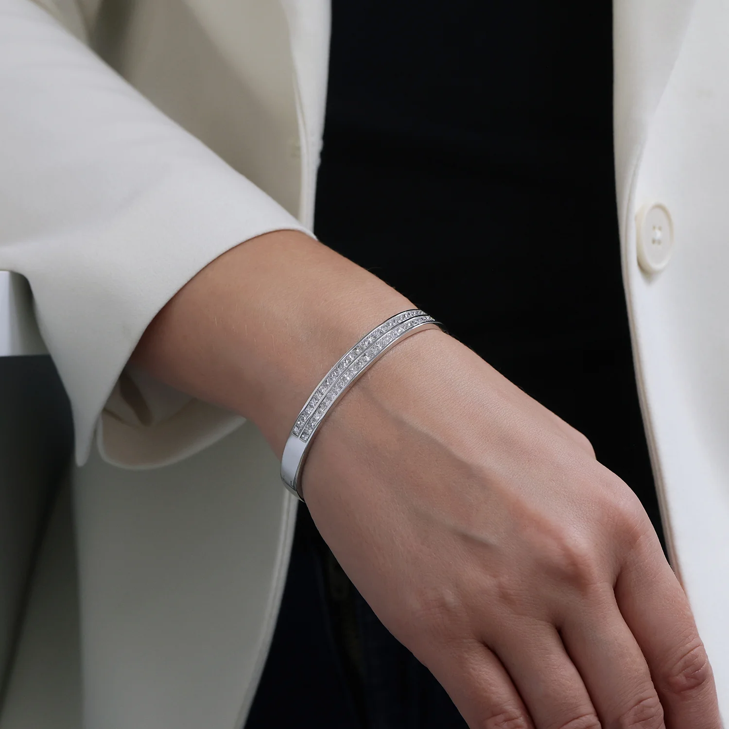 18ct White Gold Princess Cut Diamond Bangle - Image 3