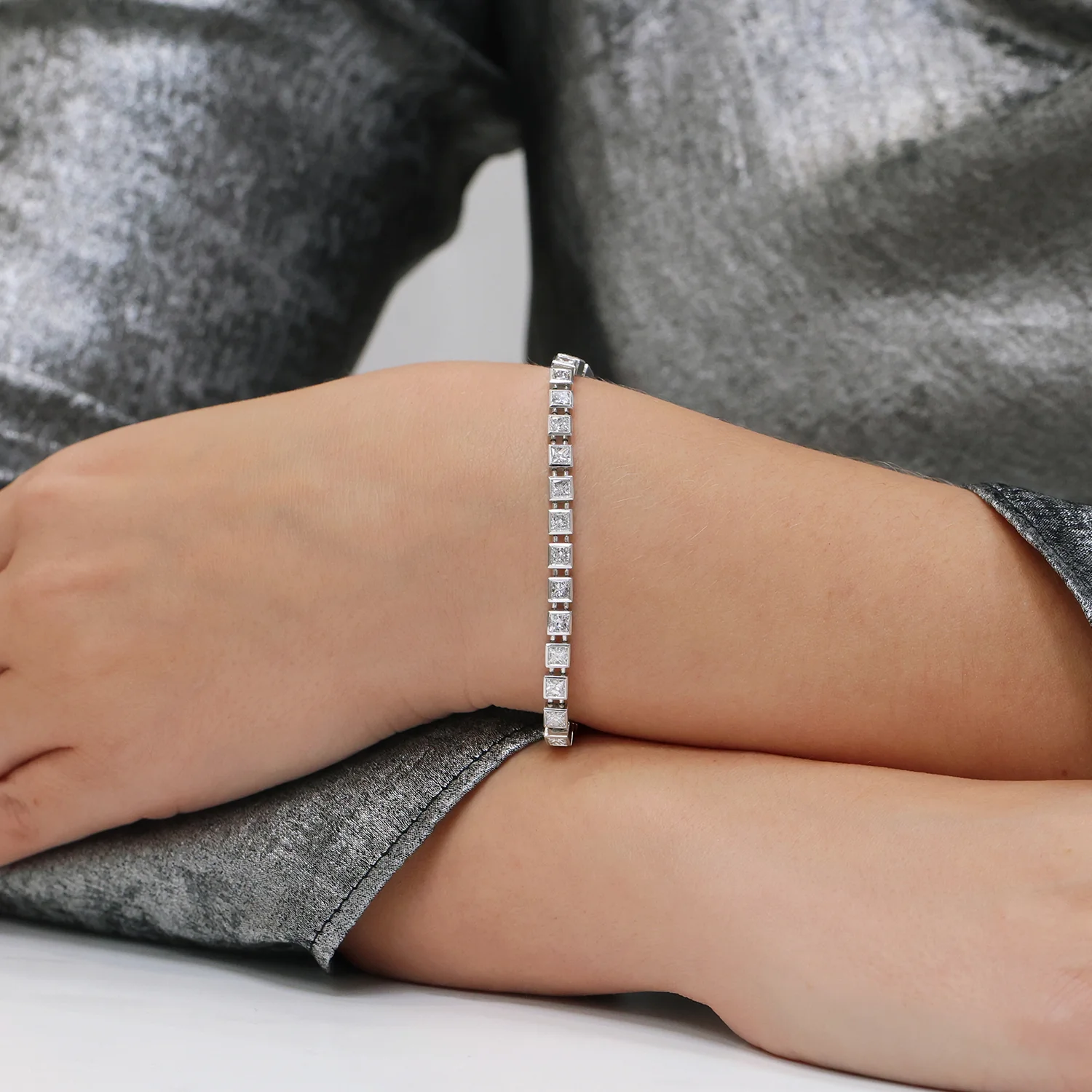 18ct White Gold Princess Cut Diamond Rubover Set Tennis Bracelet - Image 3