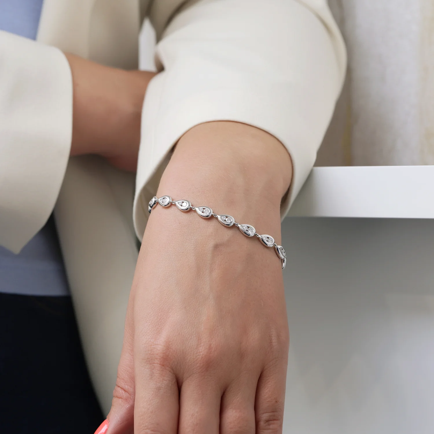 18ct White Gold Raindrops Diamond Bracelet - Image 2