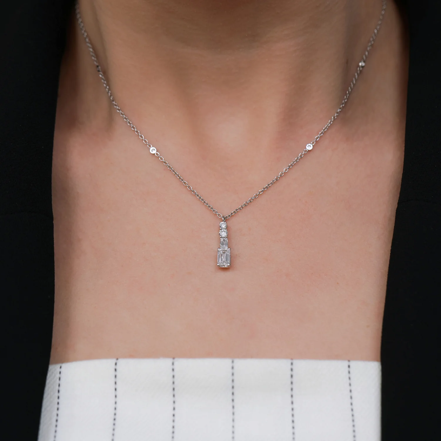 18ct White Gold Round Brilliant and Emerald Cut Diamond Four Stone Pendant - Image 3