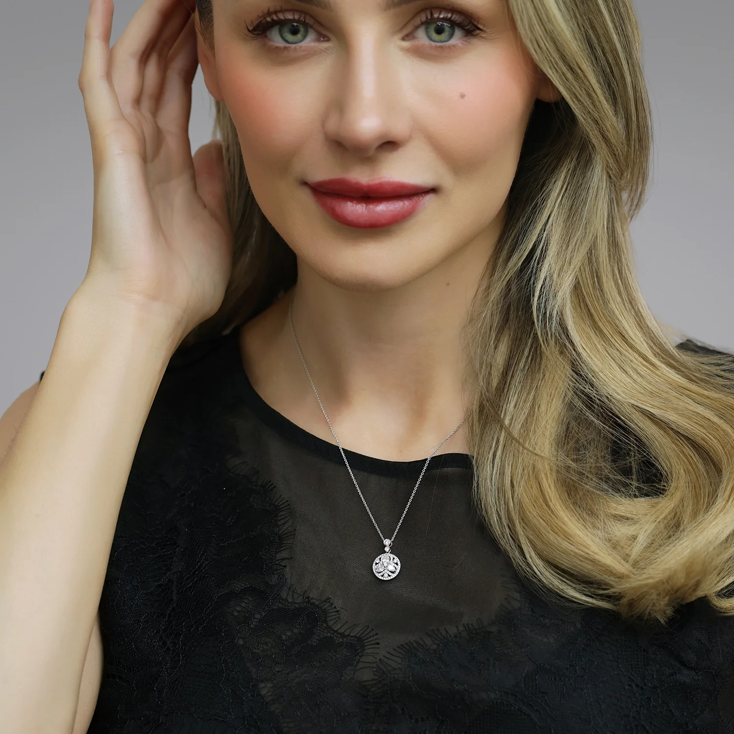 18ct White Gold Round Brilliant and Pear Cut Diamond Cluster Pendant - Image 3