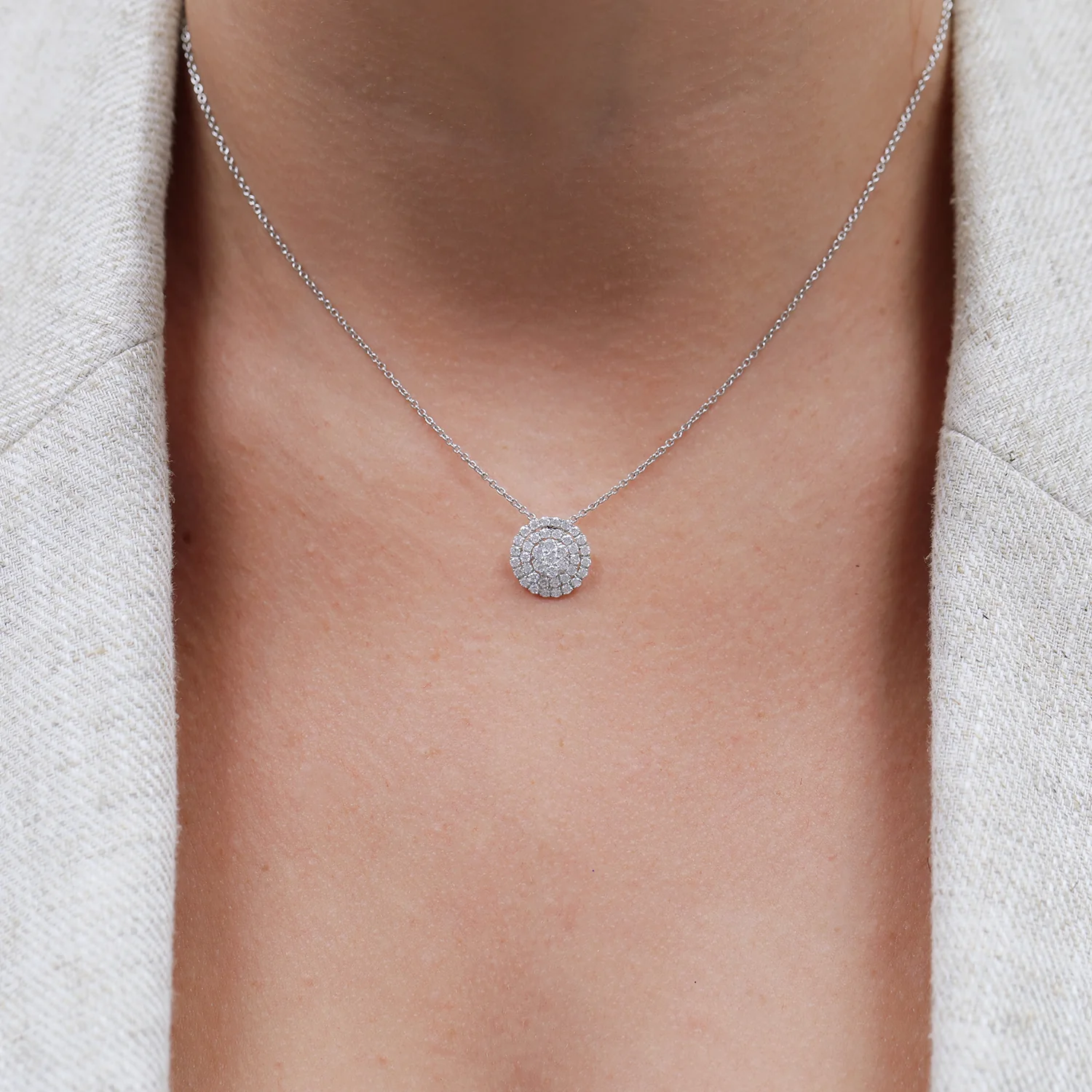 18ct White Gold Round Brilliant Cut Diamond Circle Pendant - Image 2