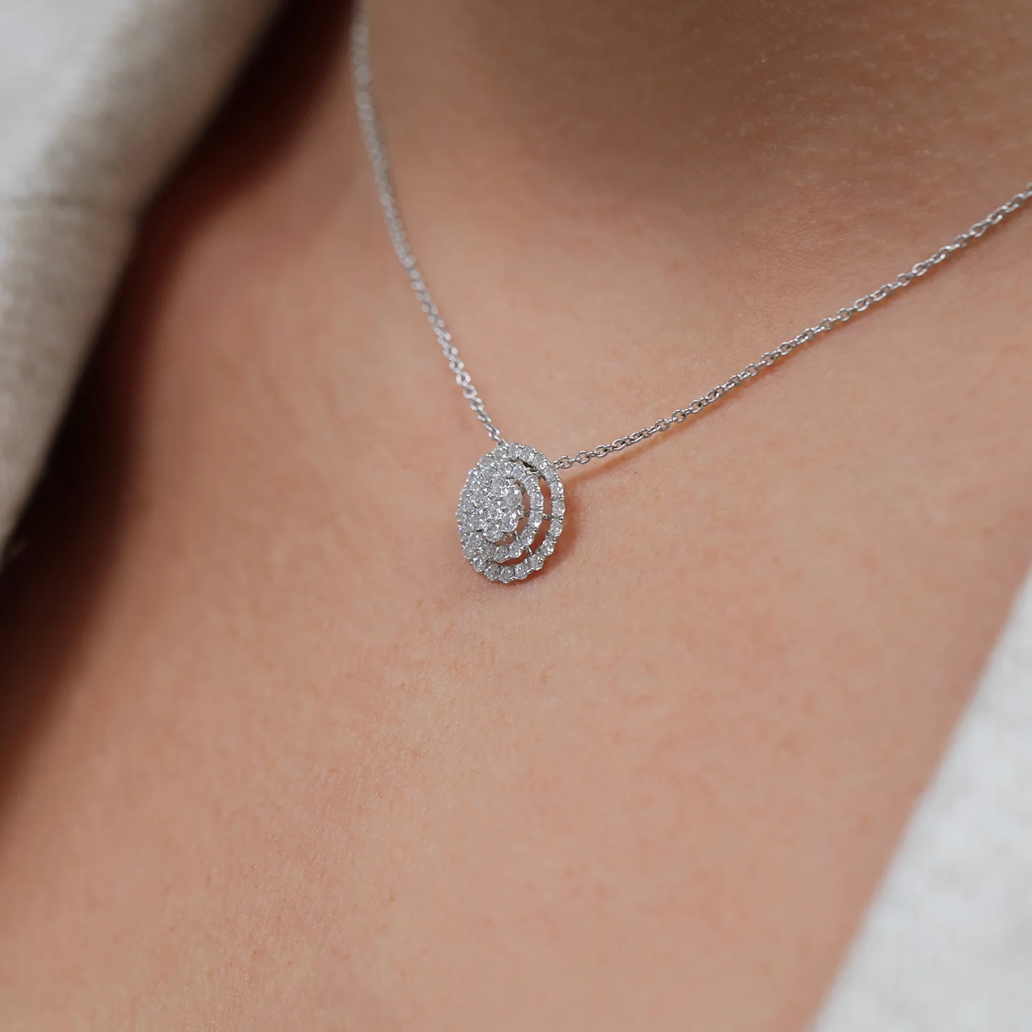 18ct White Gold Round Brilliant Cut Diamond Circle Pendant - Image 3