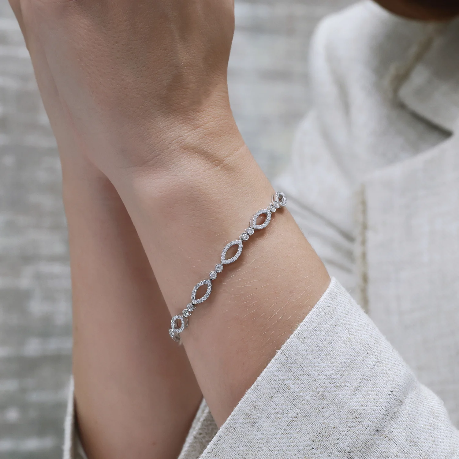 18ct White Gold Round Brilliant Cut Diamond Marquise Shaped link Bracelet - Image 3