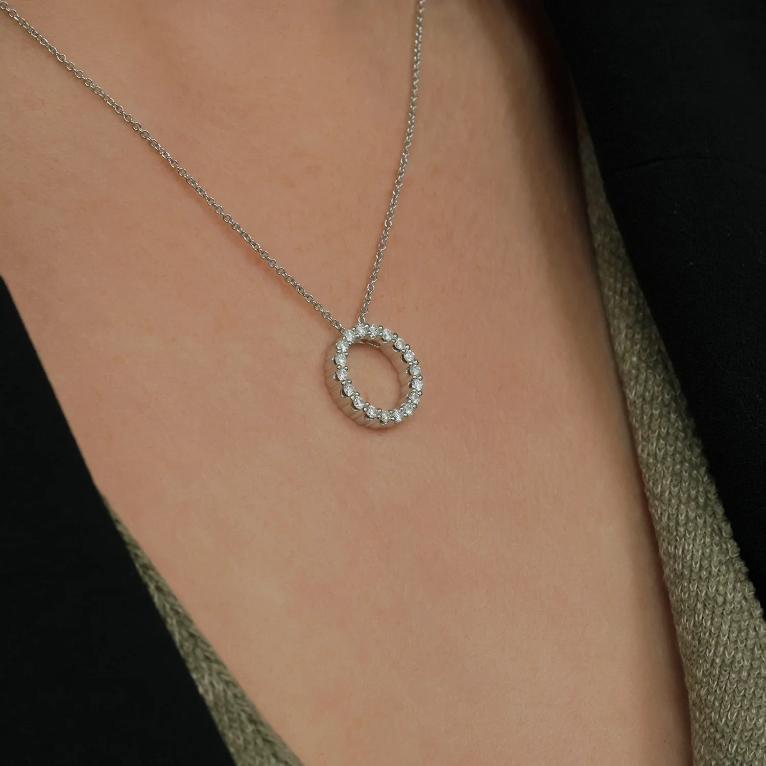 18ct White Gold And Round Brilliant Cut Diamond Open Circle Pendant - Image 2