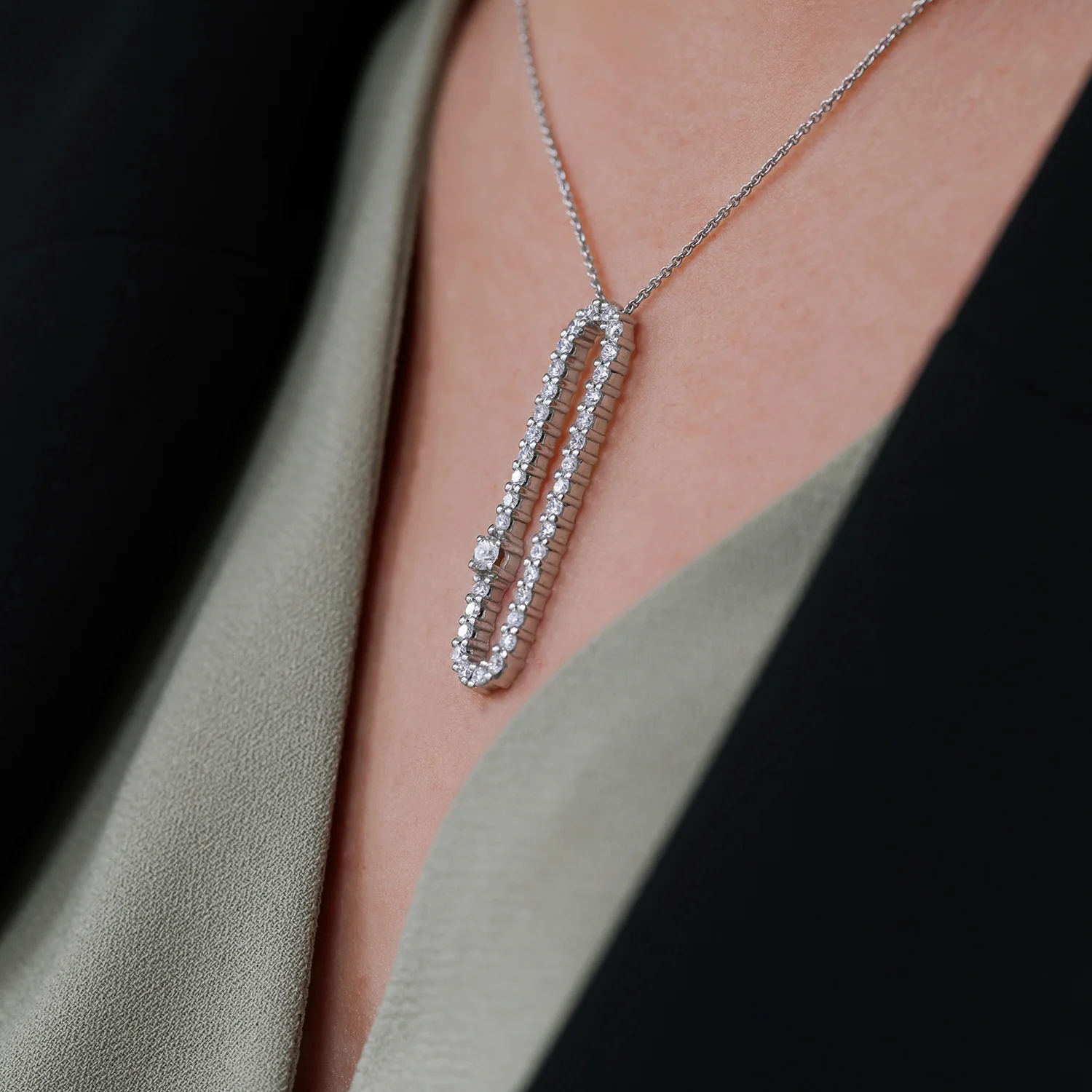 18ct White Gold Round Brilliant Cut Eclipse Pendant - Image 3