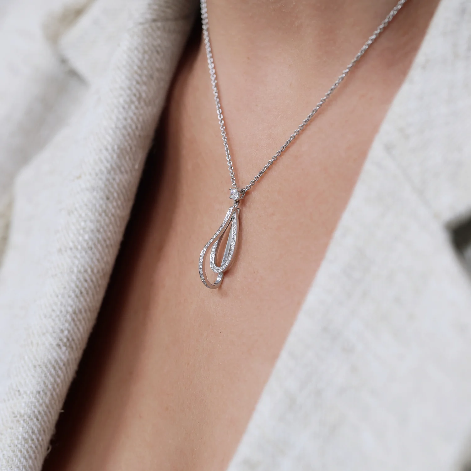 18ct White Gold Round Brilliant Cut Tear Drop Overlapping Pendant - Image 3