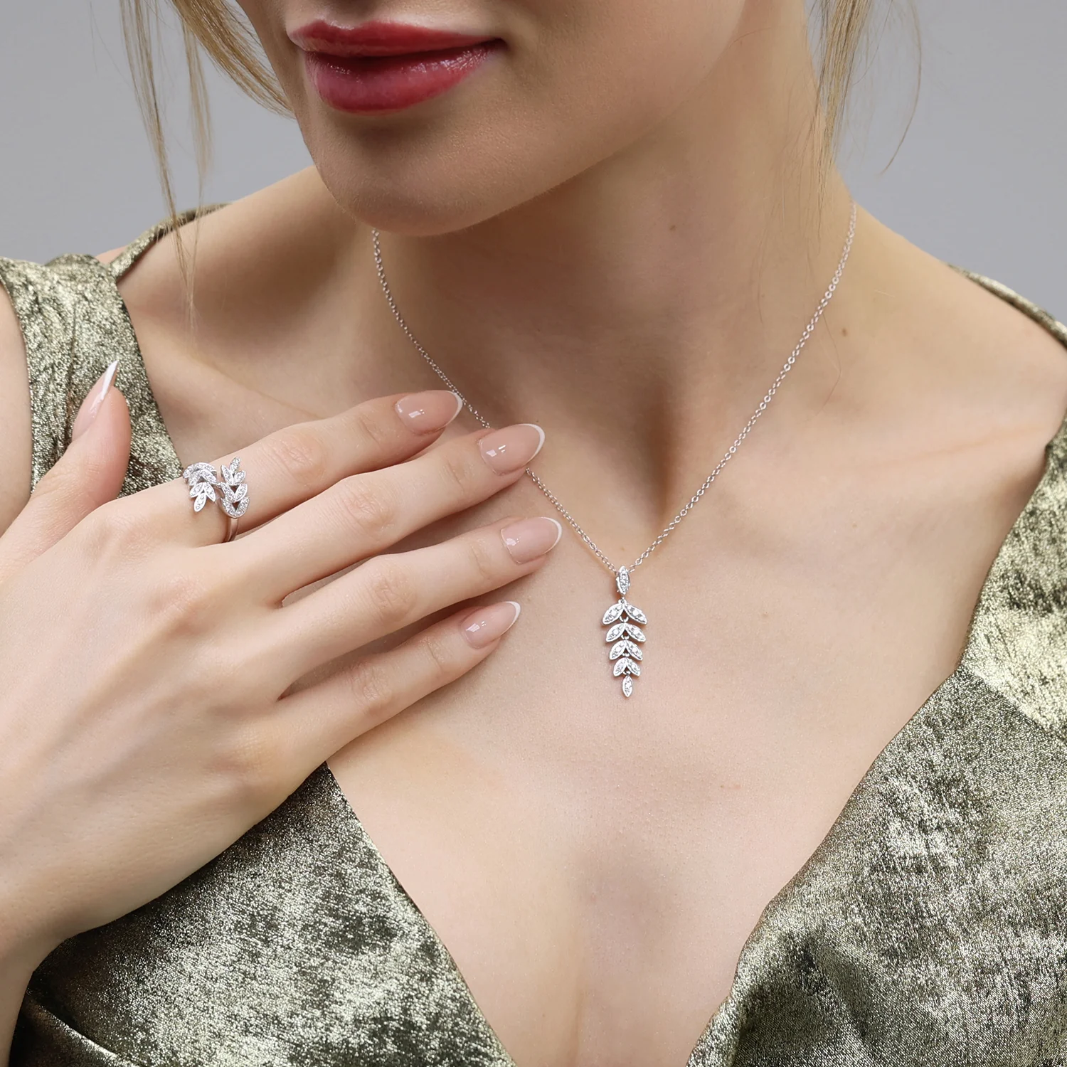 18ct White Gold Round Brilliant Diamond Leaf Drop Earrings - Image 4