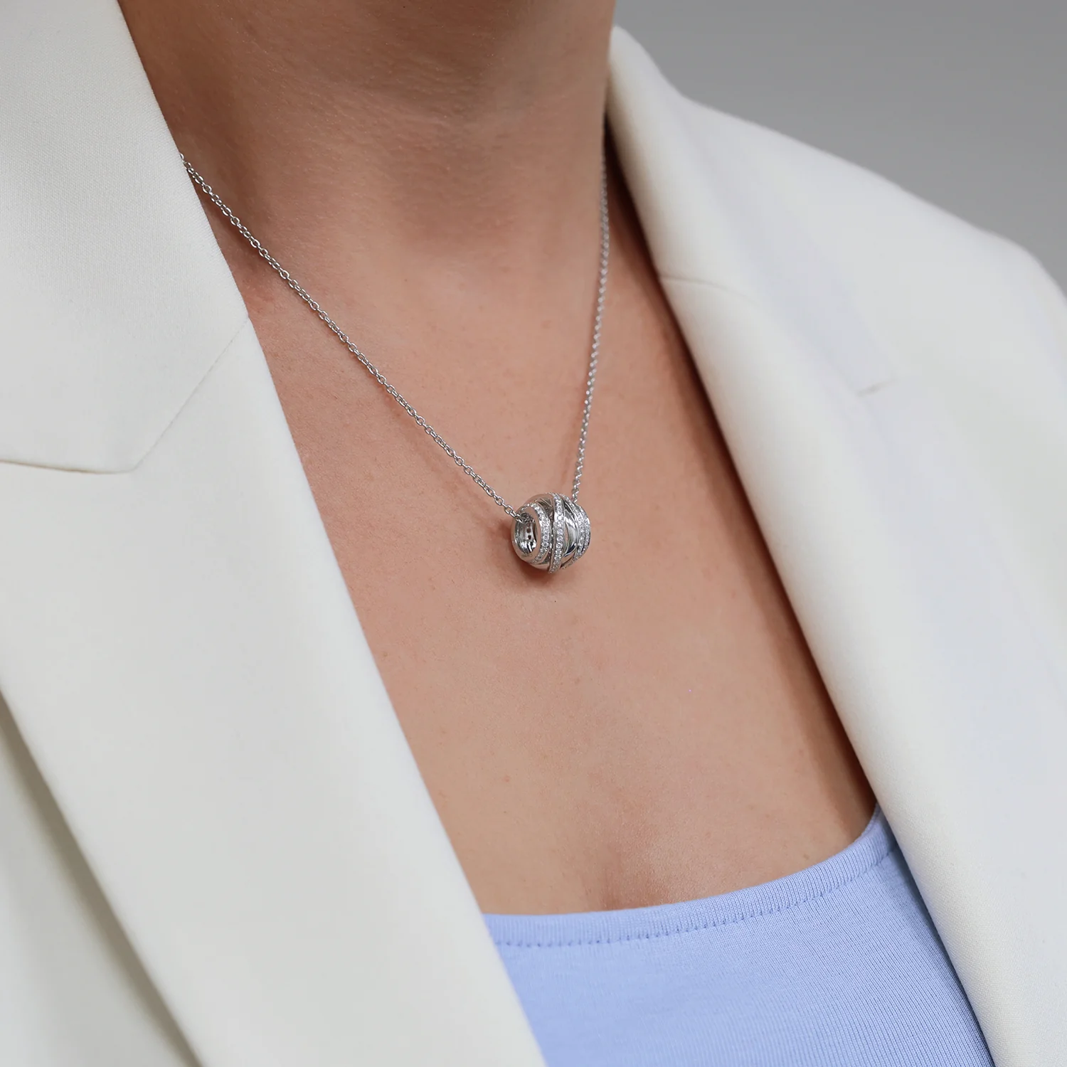 18ct White Gold Round Brilliant Diamond Strand Barrel Style Pendant - Image 2