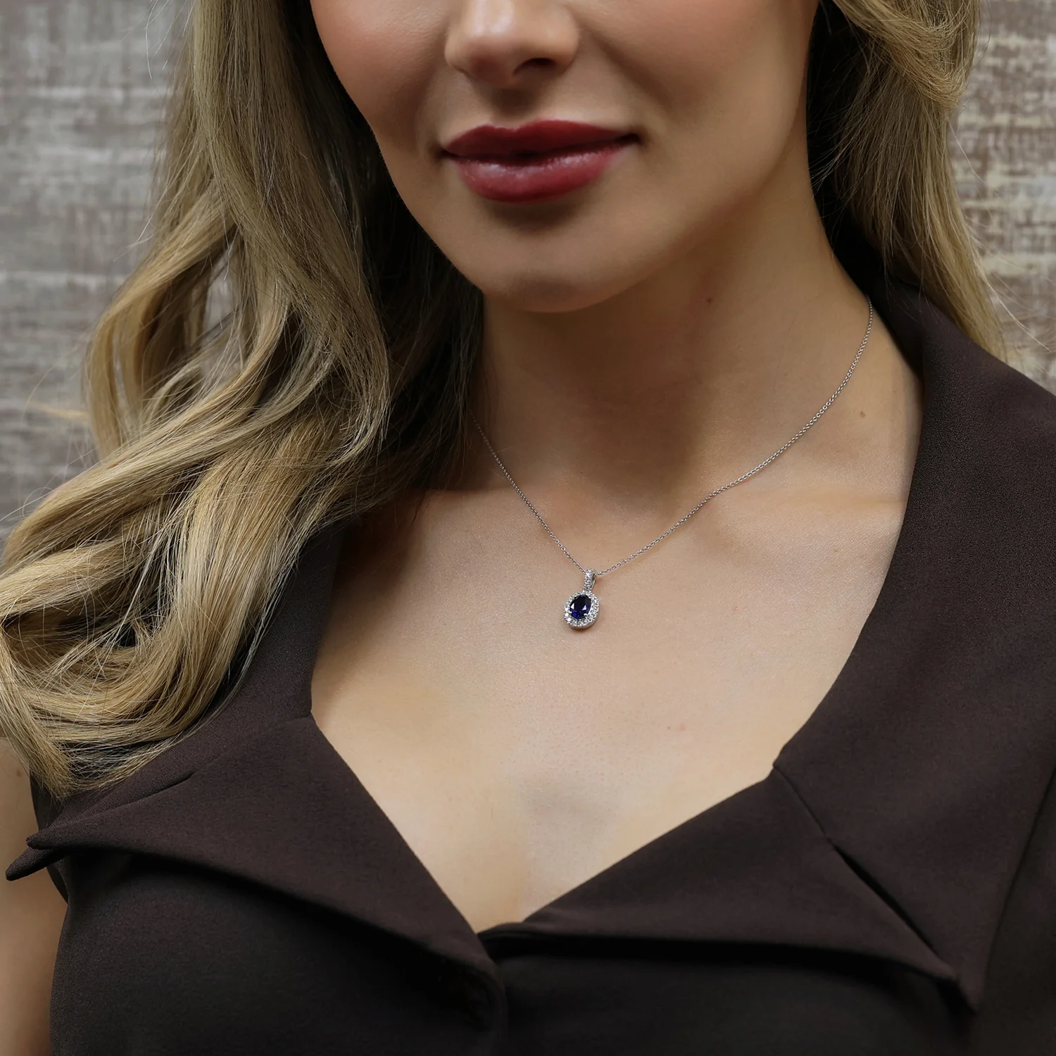 18ct White Gold Sapphire & Diamond Cluster Pendant - Image 3