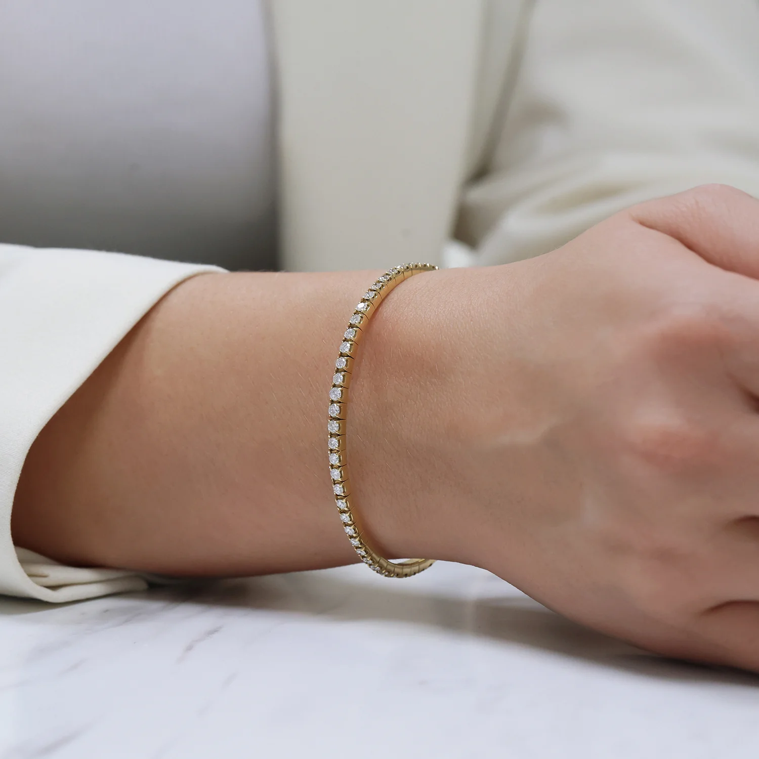 18ct Yellow Gold Diamond Set Sprung Bangle With Magnetic Clasp - Image 3