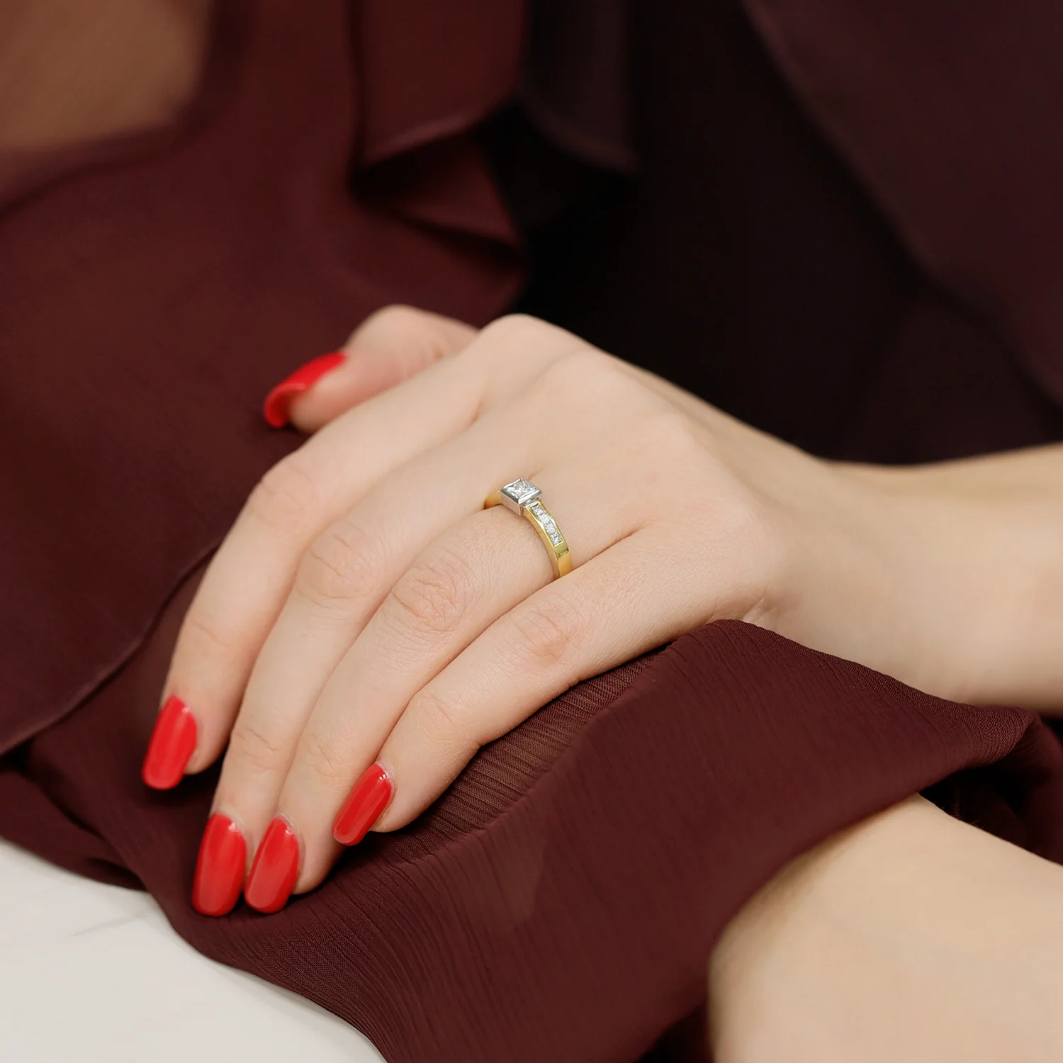 18ct Yellow Gold Princess Cut Diamond Rub-Over Set Ring With Diamond Set Shoulders - Image 2