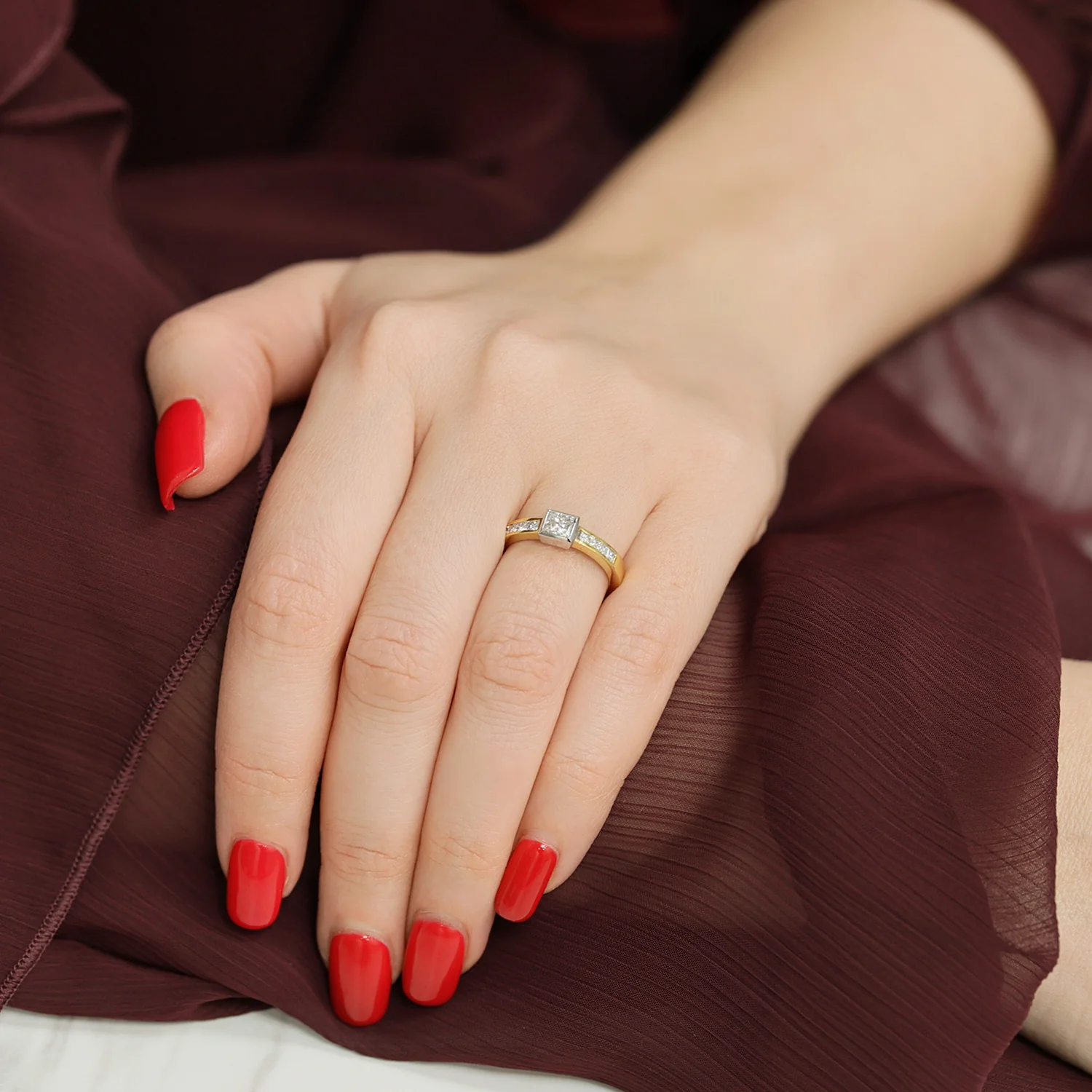 18ct Yellow Gold Princess Cut Diamond Rub-Over Set Ring With Diamond Set Shoulders - Image 3