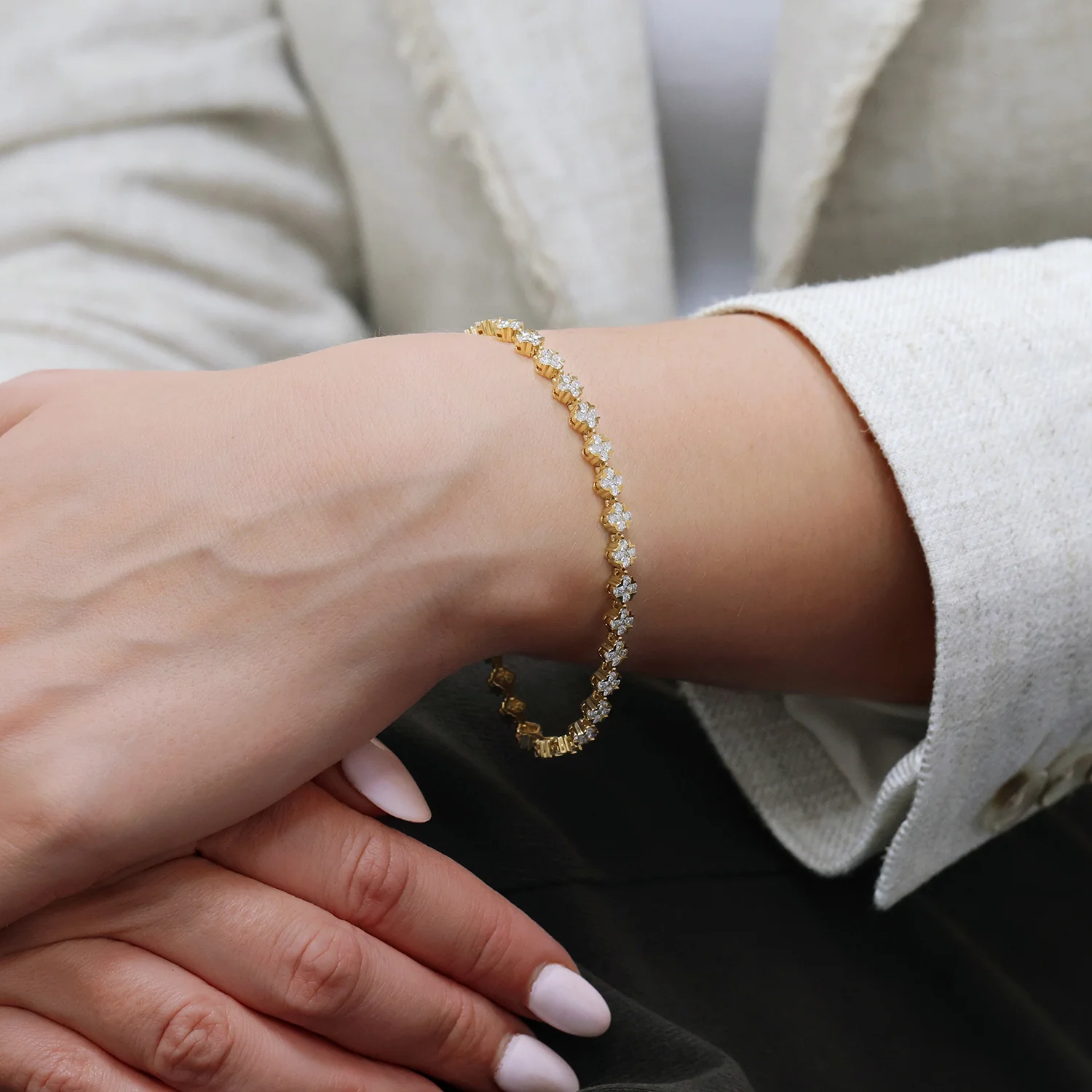 18ct Yellow Gold Round Brilliant Cut Diamond Set Cluster Bracelet - Image 3