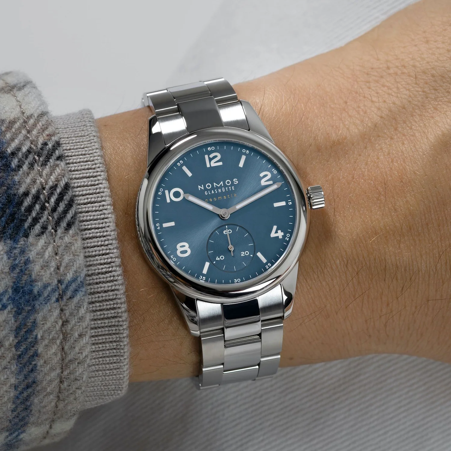 Club Sport Neomatik Polar 37mm Blue Dial Bracelet Watch - Image 7