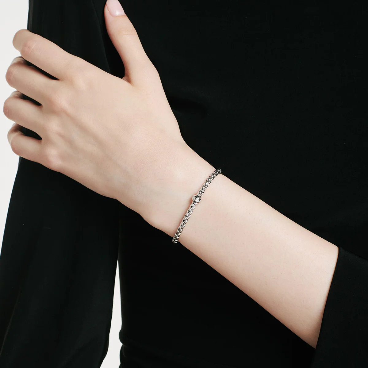Eka 18ct White Gold Bracelet With Single Diamond Rondel - Image 4