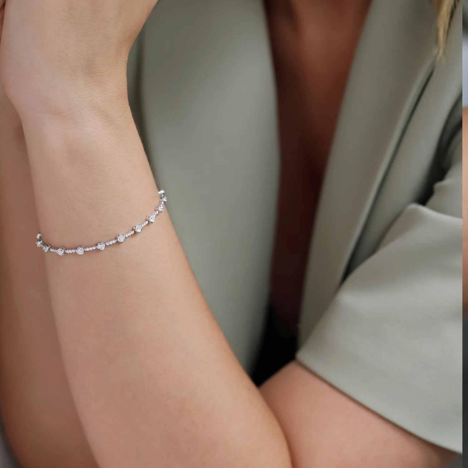 18ct White Gold Round Brilliant Cut Diamond Rub Over Tennis Bracelet - Image 2