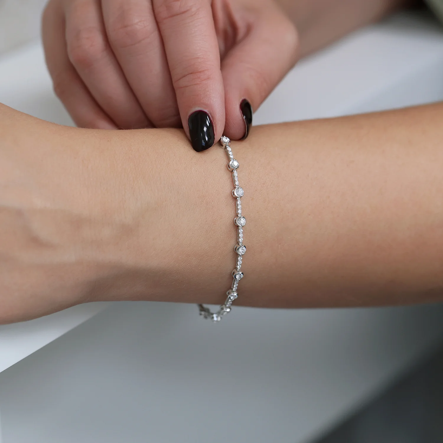 18ct White Gold Round Brilliant Cut Diamond Rub Over Tennis Bracelet - Image 3