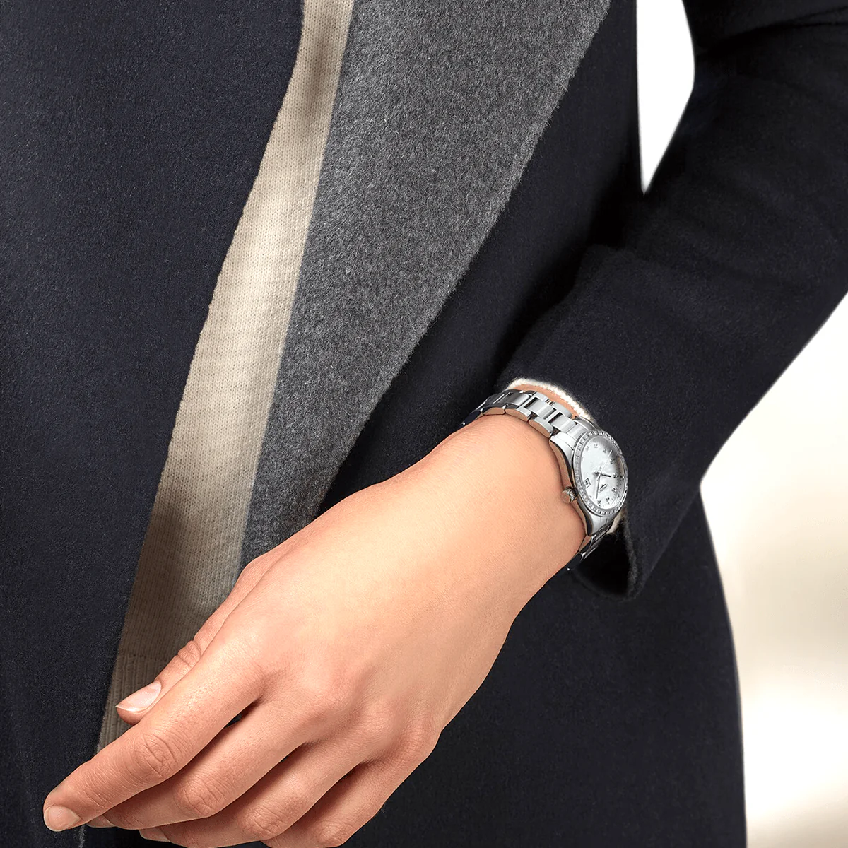 Conquest Classic 29.5mm Diamond Dial & Bezel Ladies Bracelet Watch - Image 3
