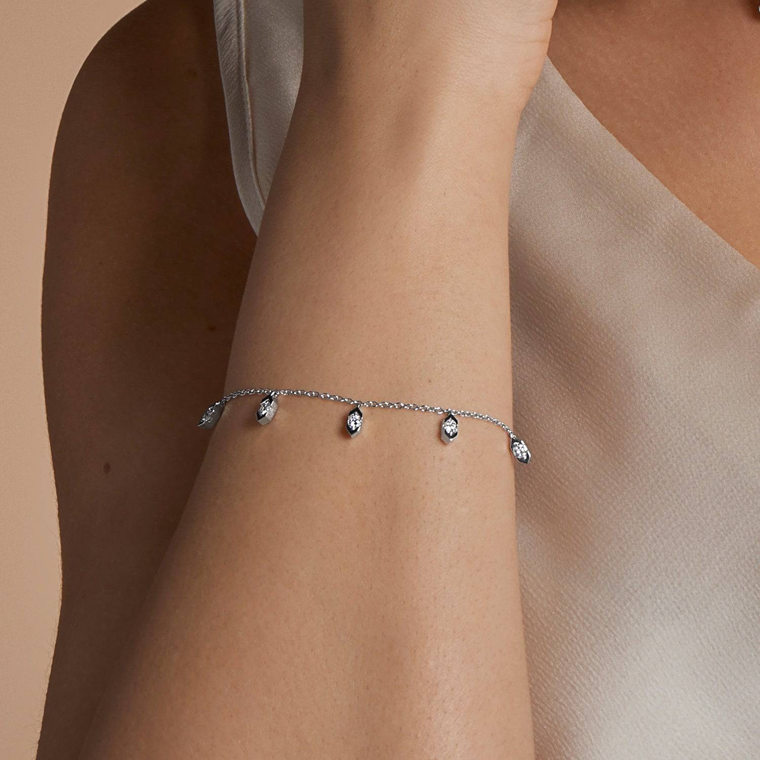 Nouveau Collection 18ct White Gold Diamond Fancy Bracelet - Image 3