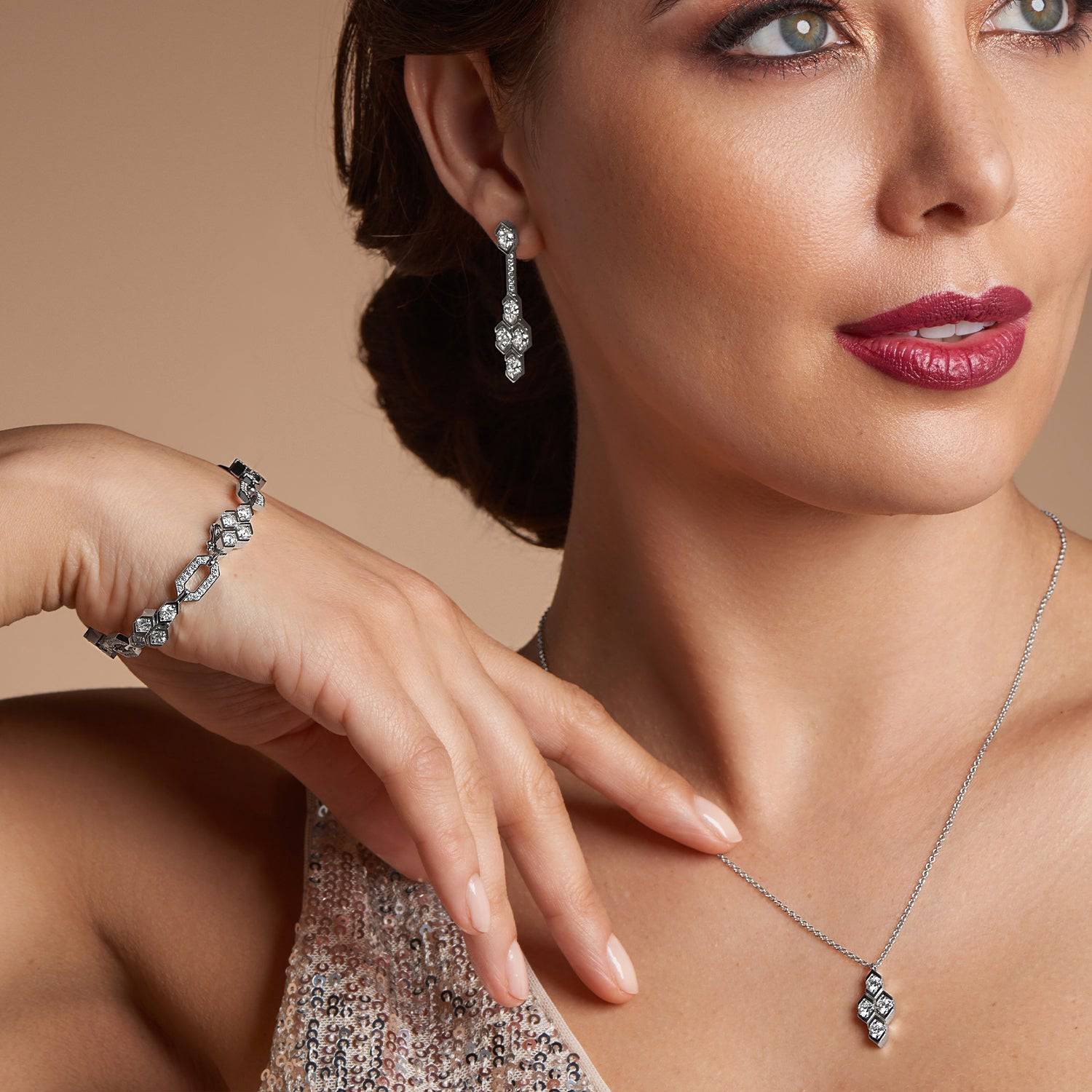 Nouveau Collection 18ct White Gold Four Diamond Drop Pendant - Image 3