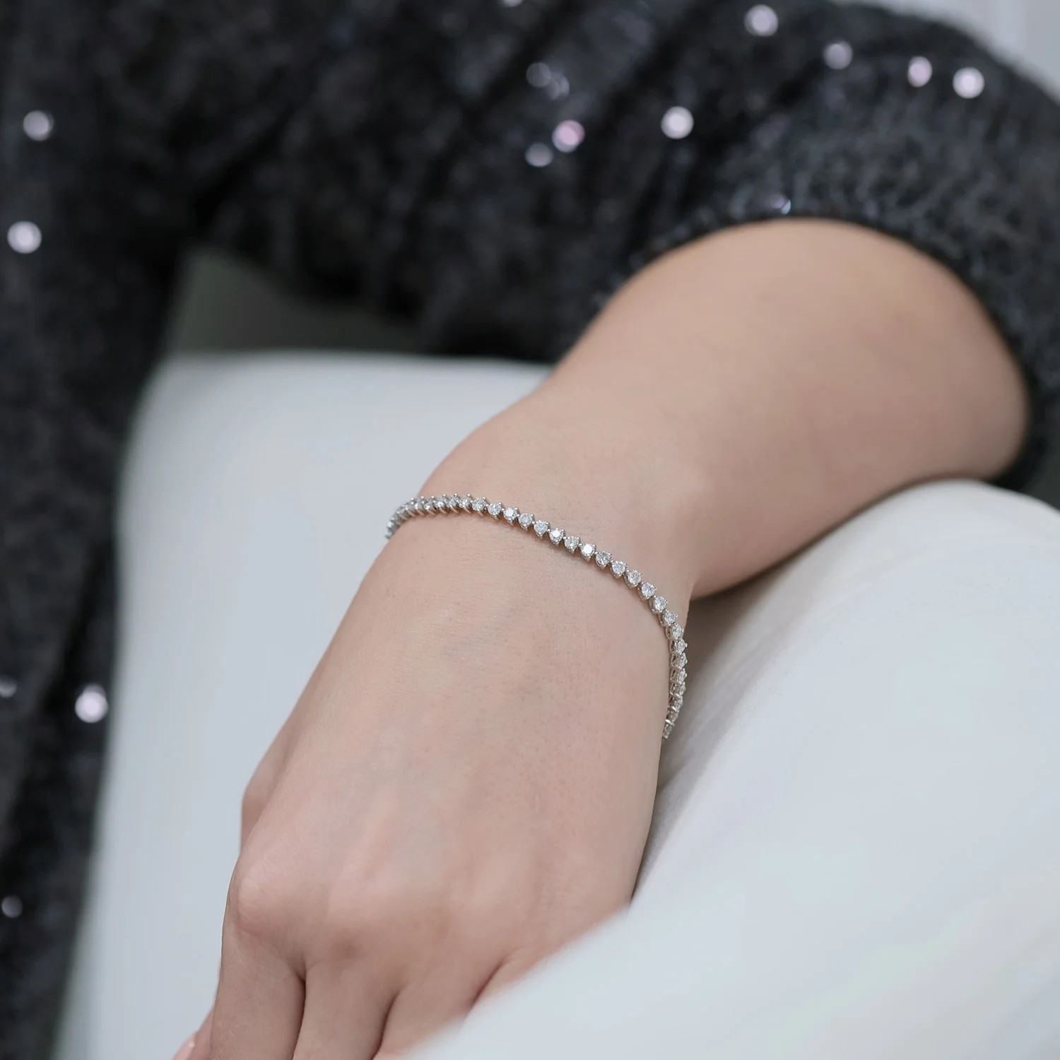 18ct White Gold Brilliant Cut Diamond Three Claw Set Tennis Bracelet - Image 3
