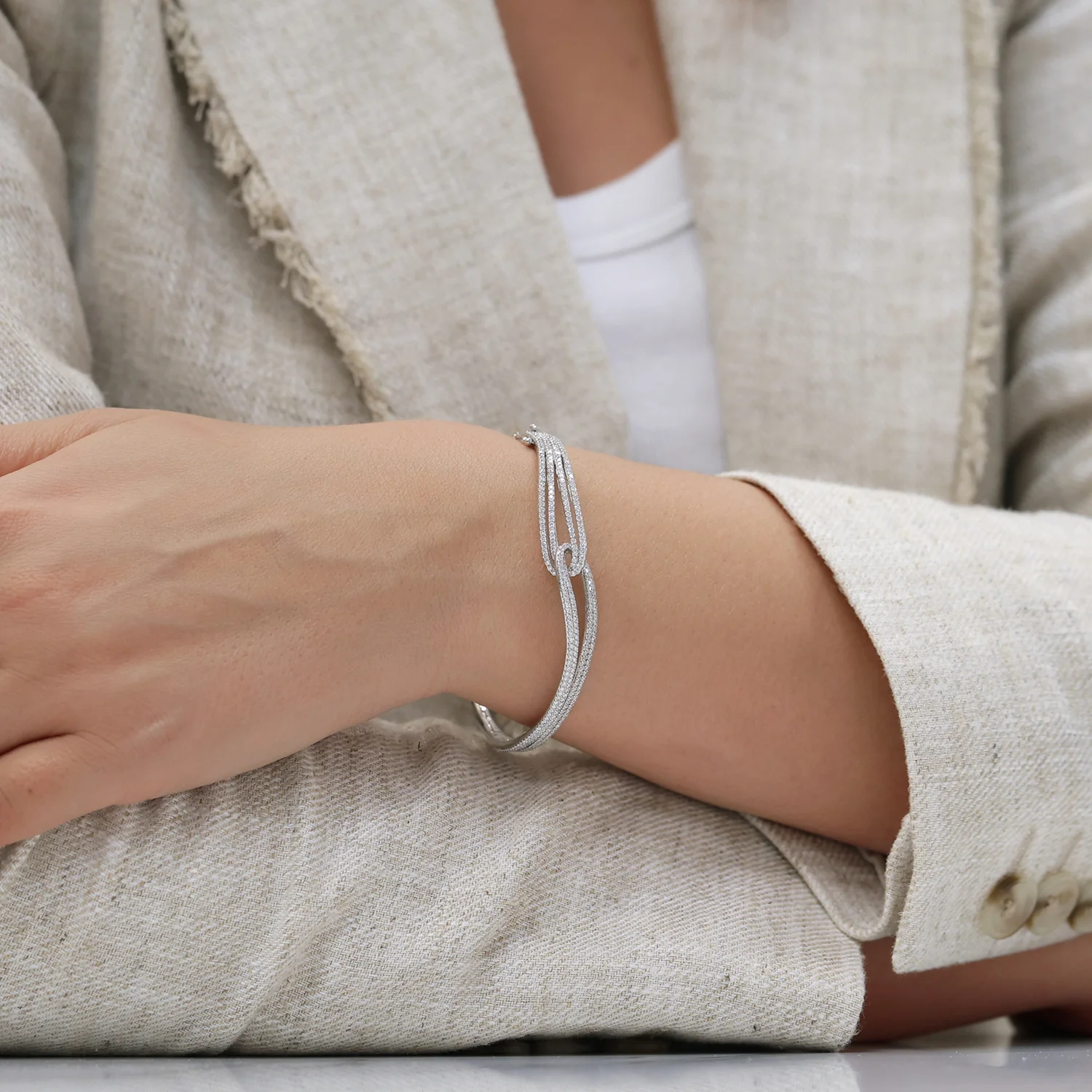 18ct White Gold Interlocking Diamond Set Bangle - Image 3