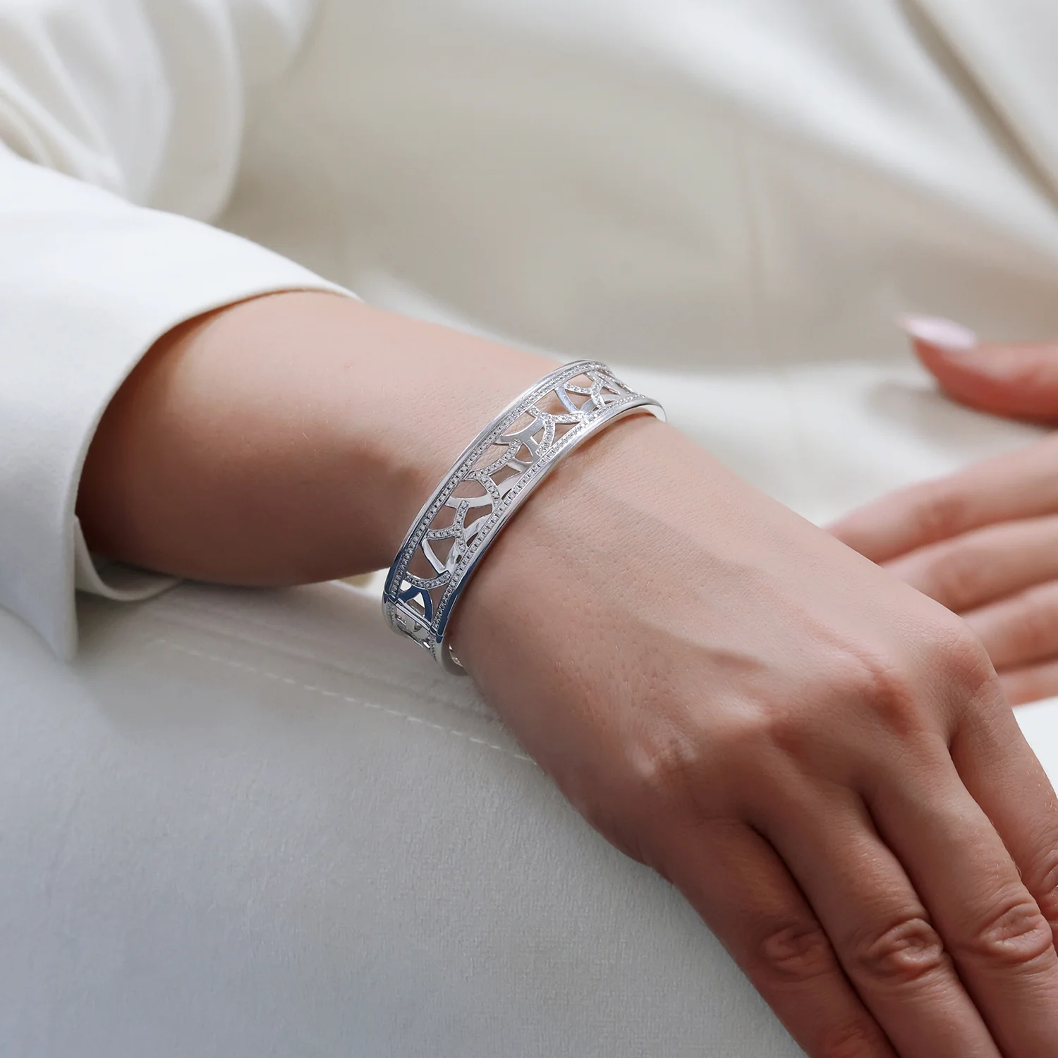 18ct White Gold Diamond Set Cuff Bangle - Image 2