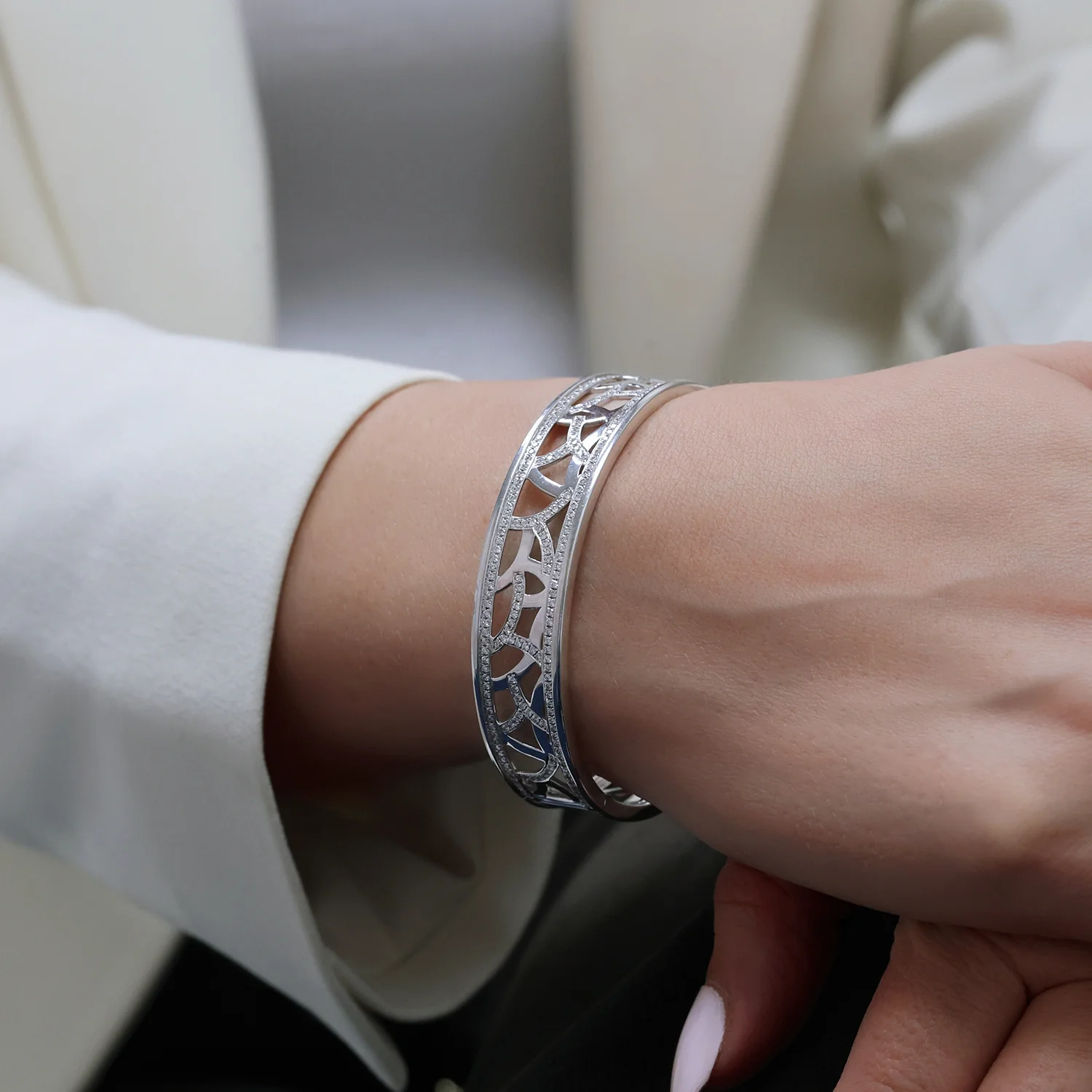 18ct White Gold Diamond Set Cuff Bangle - Image 3